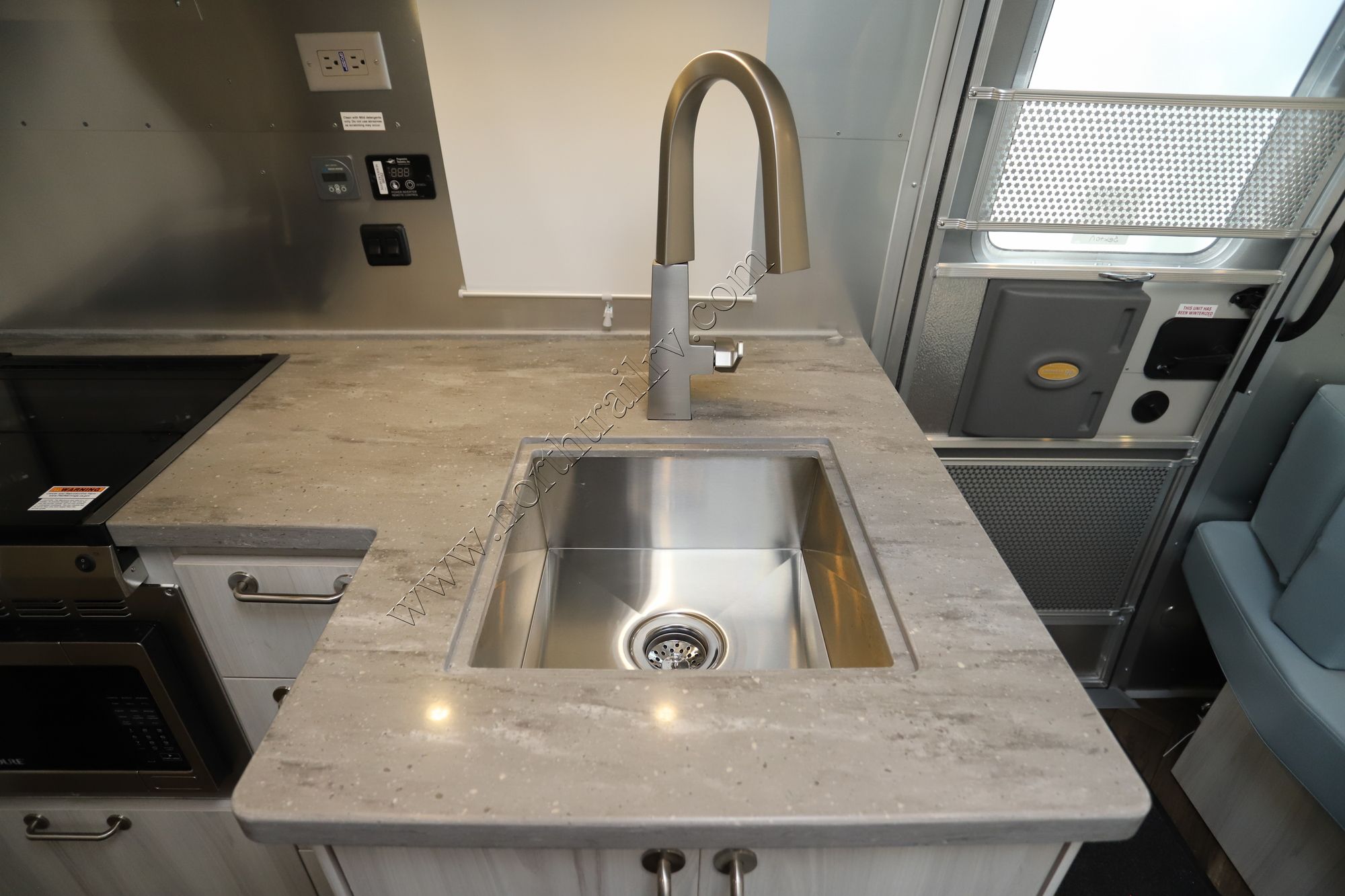 New 2022 Airstream International 25FB Travel Trailer  For Sale