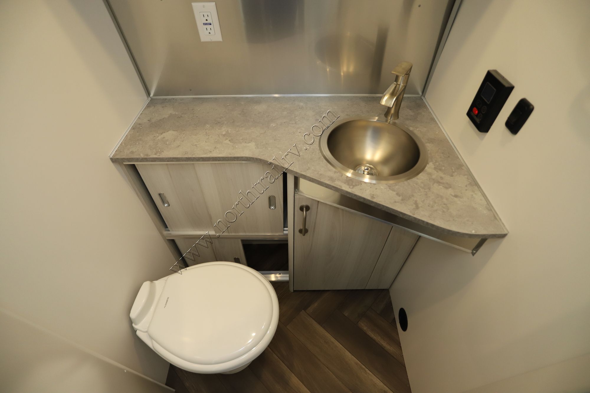 New 2022 Airstream International 25FB Travel Trailer  For Sale