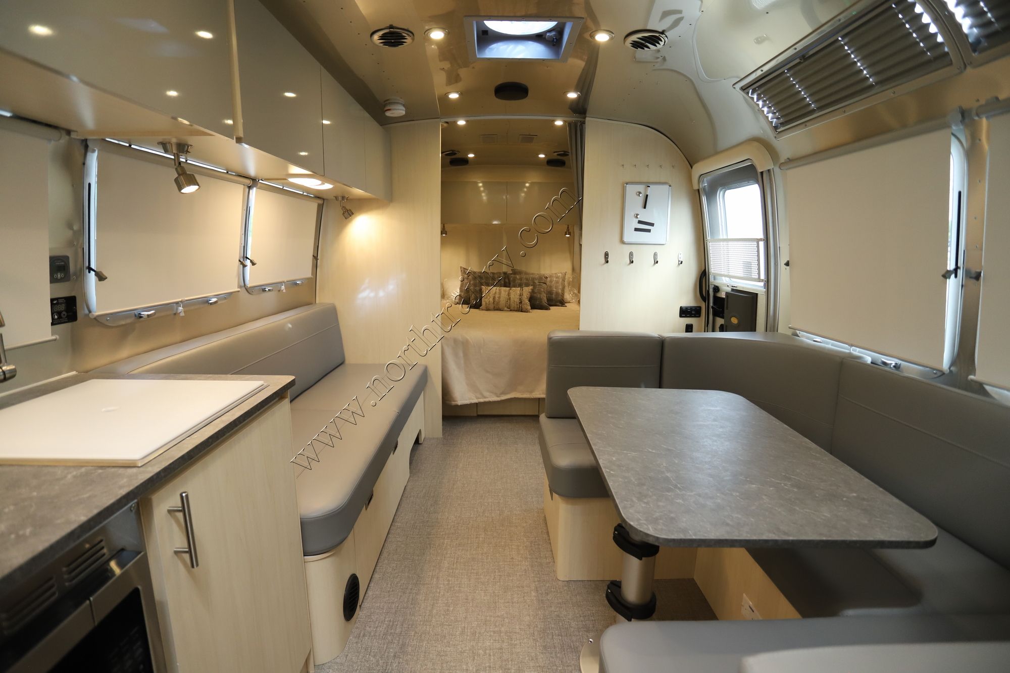 New 2022 Airstream Flying Cloud 30FB Travel Trailer  For Sale