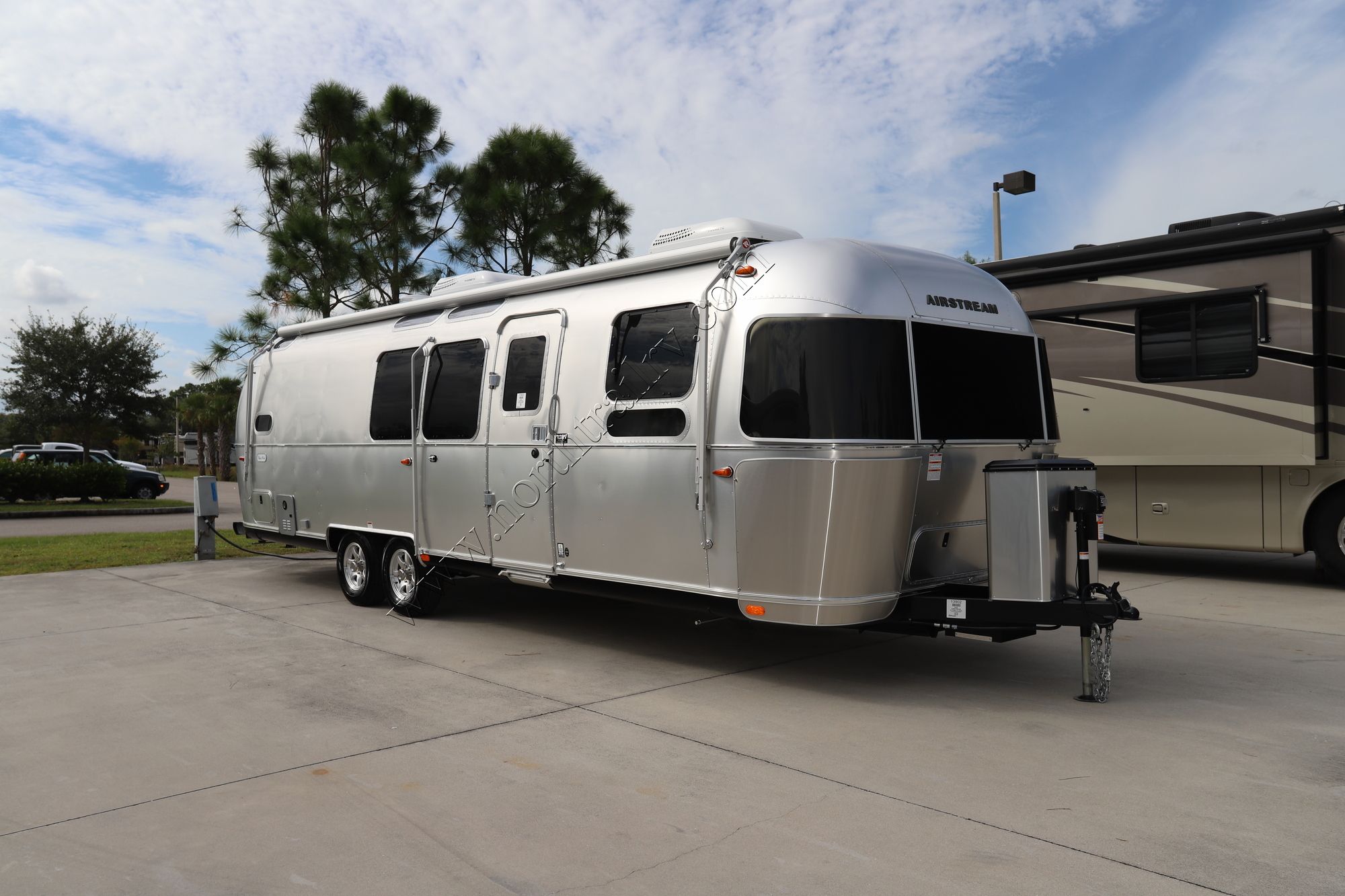 New 2022 Airstream Flying Cloud 30FB Travel Trailer  For Sale