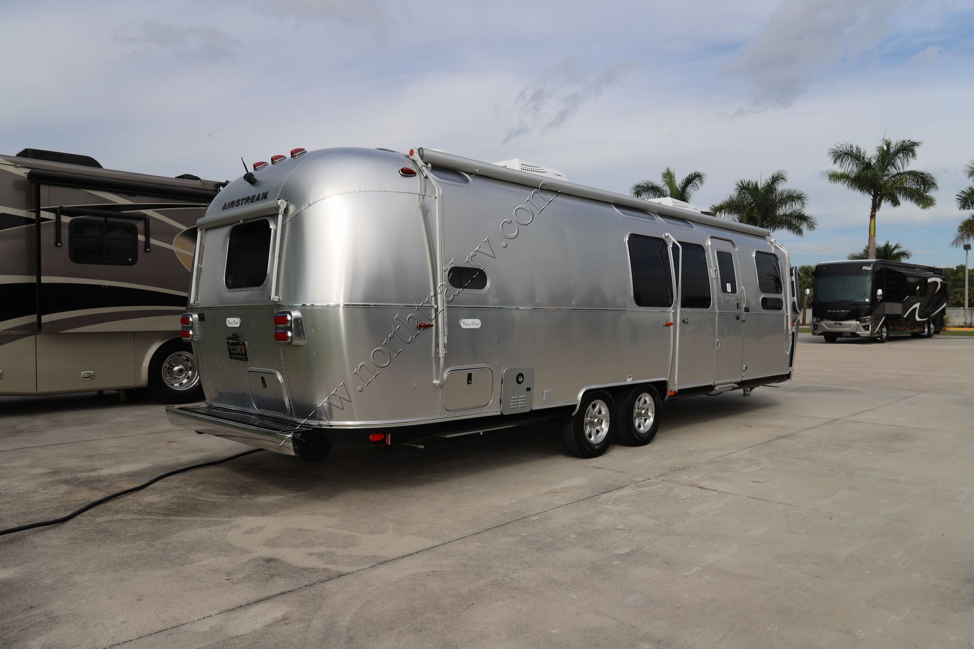 New 2022 Airstream Flying Cloud 30FB Travel Trailer  For Sale