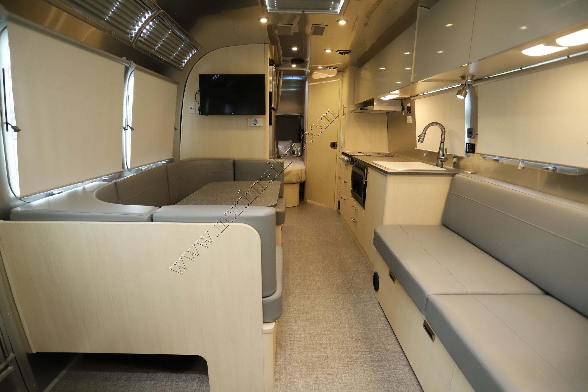 New 2022 Airstream Flying Cloud 30FB Travel Trailer  For Sale