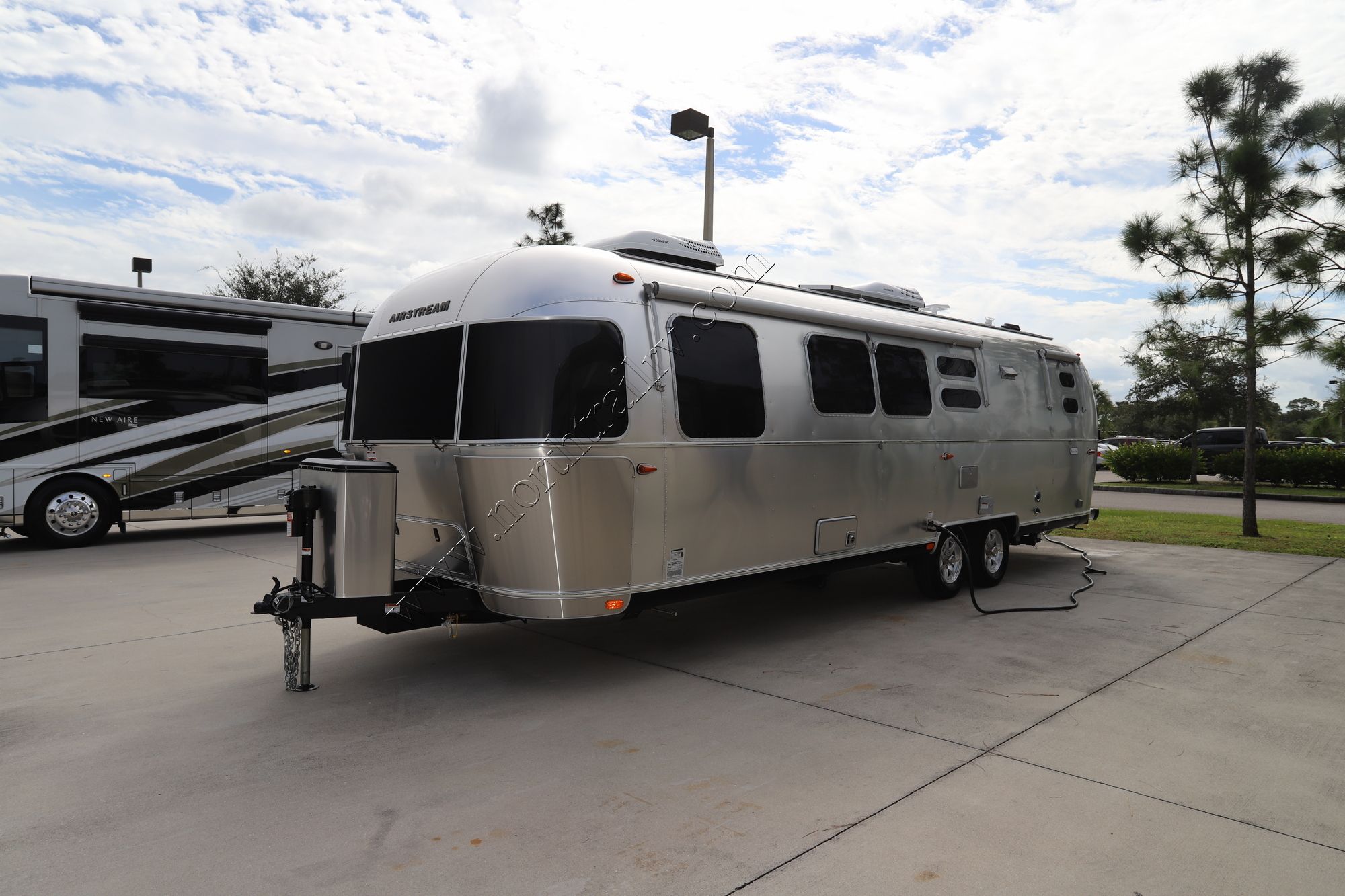 New 2022 Airstream Flying Cloud 30FB Travel Trailer  For Sale