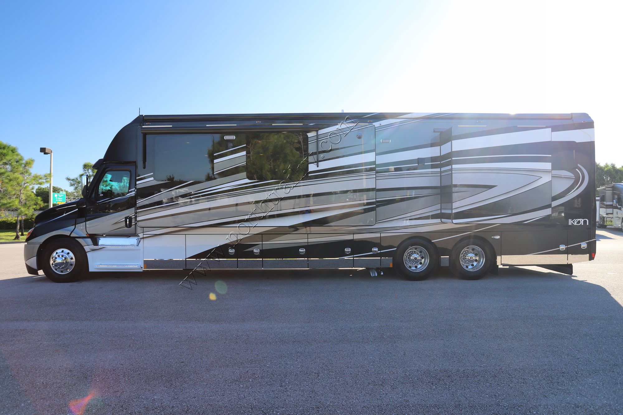 New 2022 Renegade Rv Ikon i4534RX Super C  For Sale