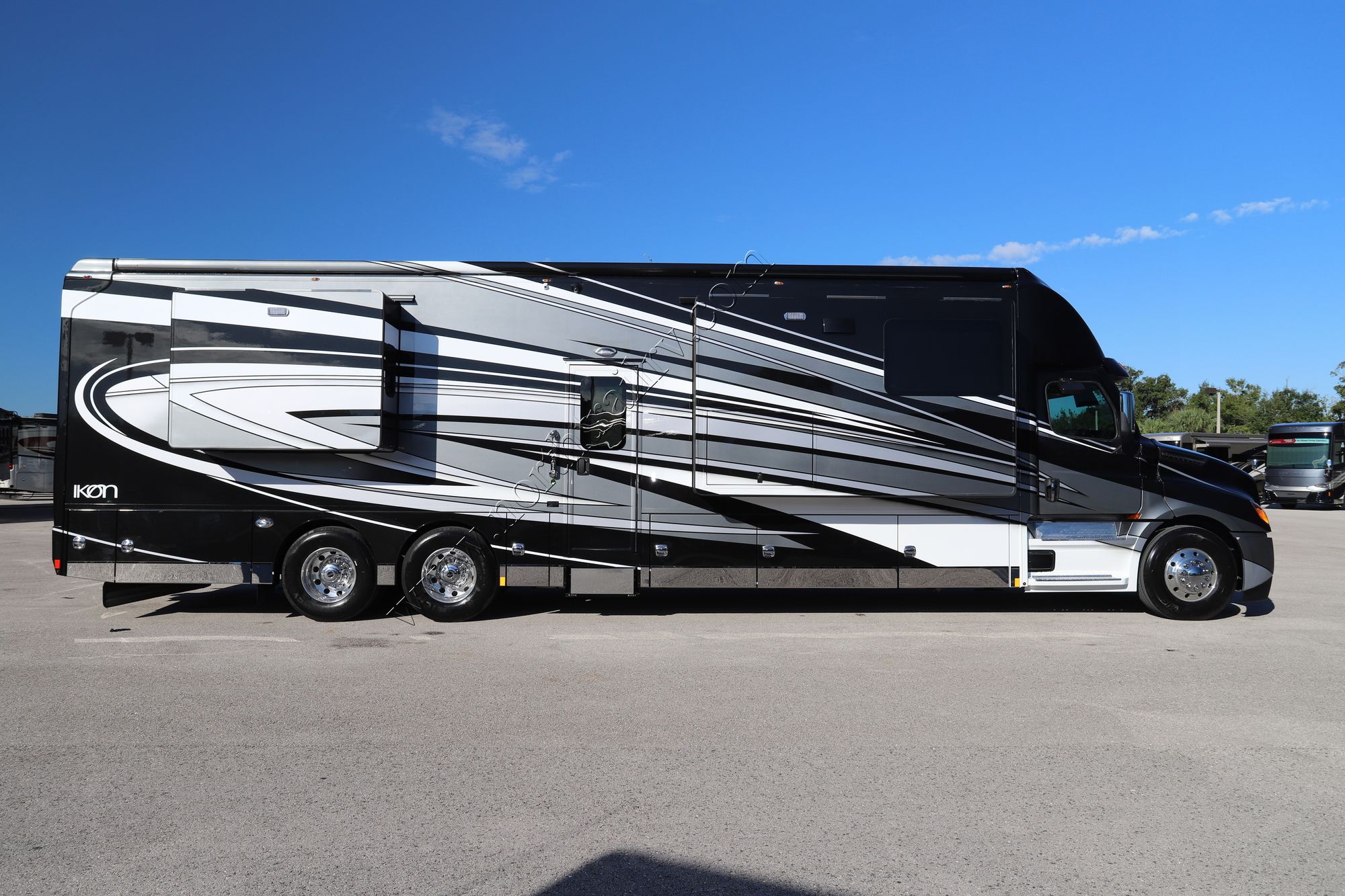 New 2022 Renegade Rv Ikon i4534RX Super C  For Sale