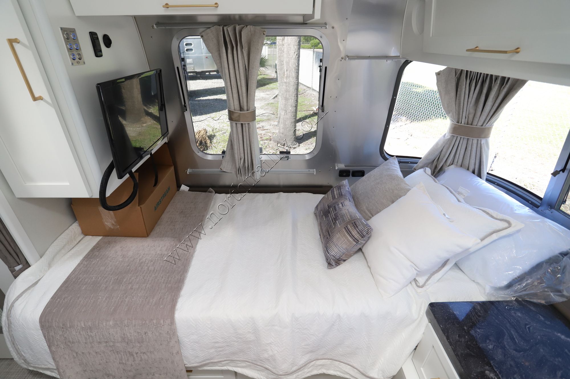 New 2022 Airstream Classic 30RB Travel Trailer  For Sale