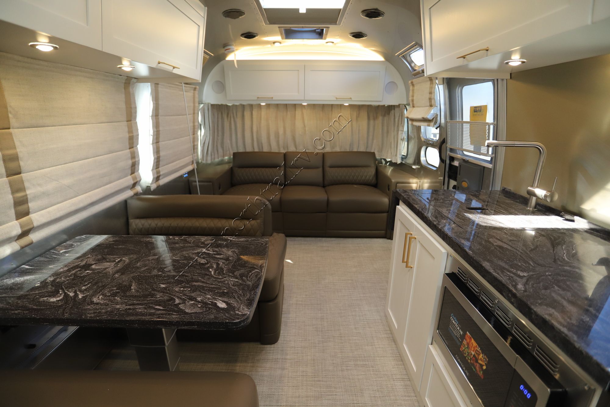 New 2022 Airstream Classic 30RB Travel Trailer  For Sale