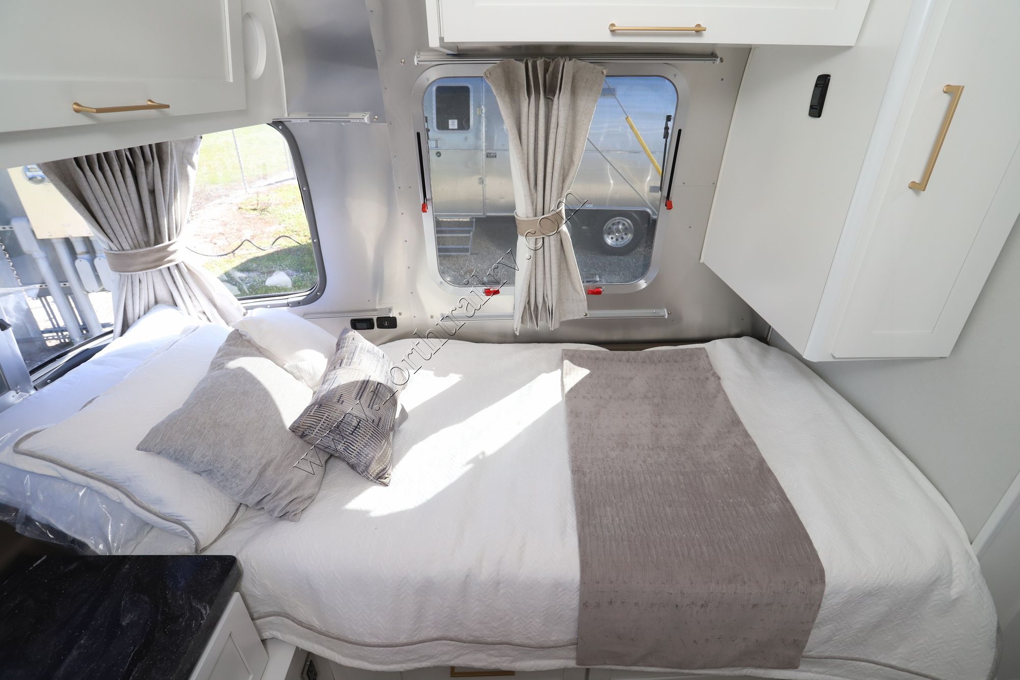 New 2022 Airstream Classic 30RB Travel Trailer  For Sale