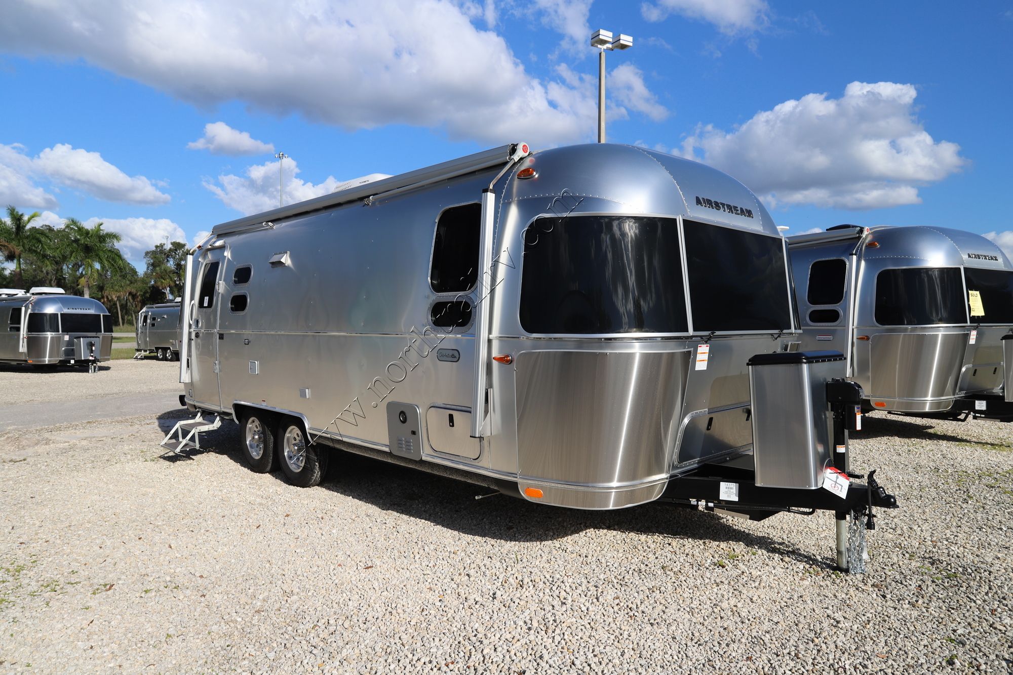 New 2022 Airstream Globetrotter 25FB Travel Trailer  For Sale