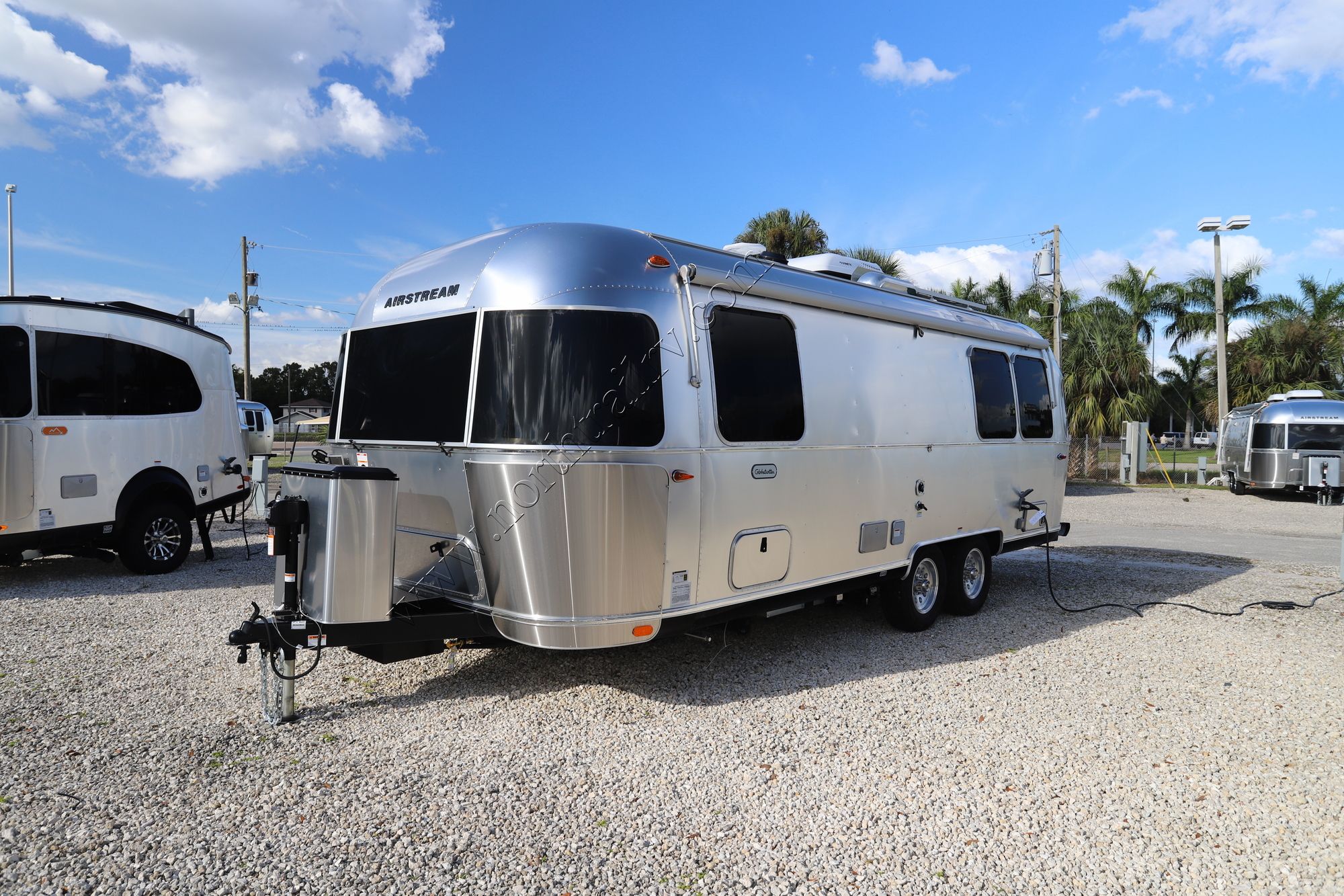 New 2022 Airstream Globetrotter 25FB Travel Trailer  For Sale