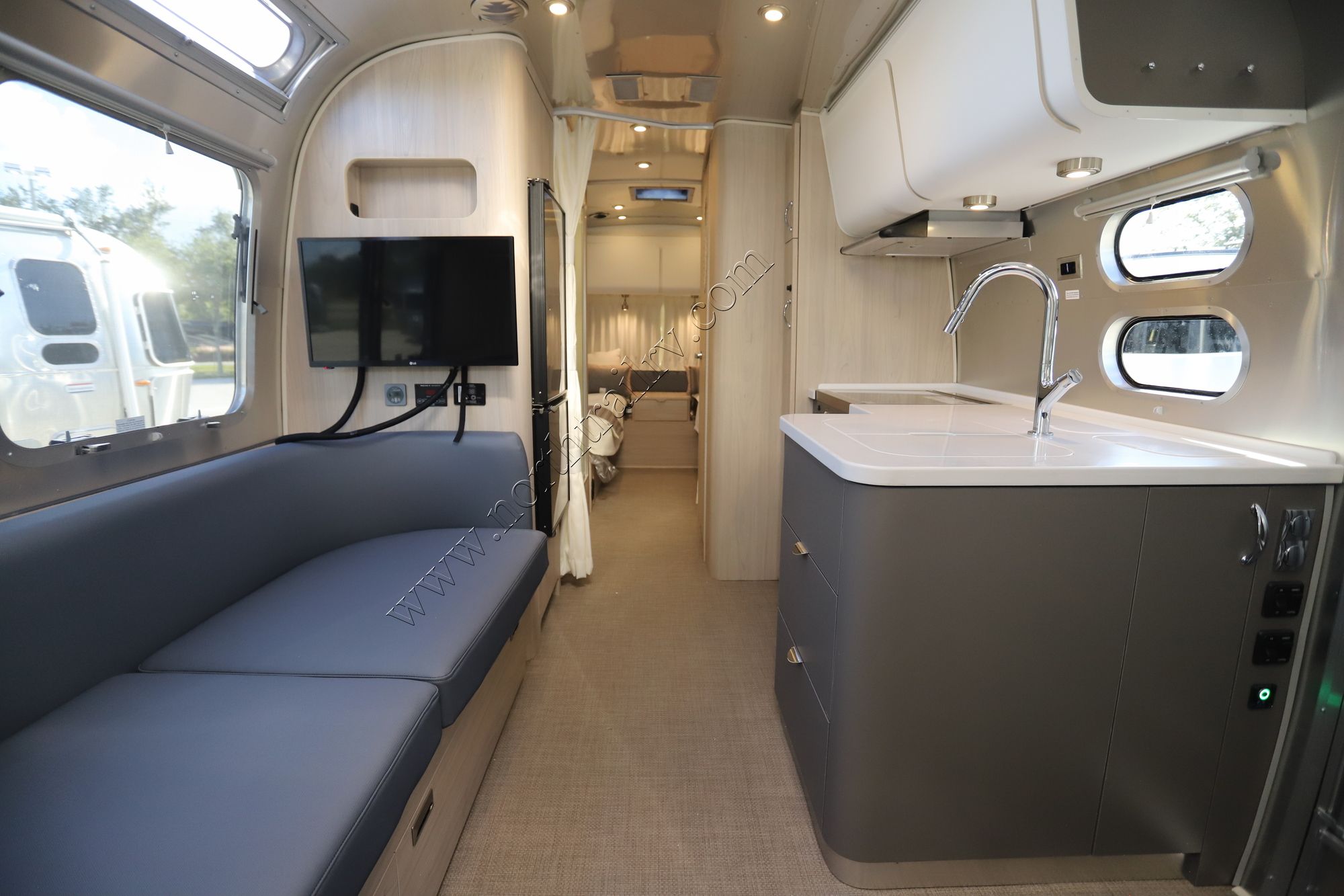 New 2022 Airstream Globetrotter 25FB Travel Trailer  For Sale