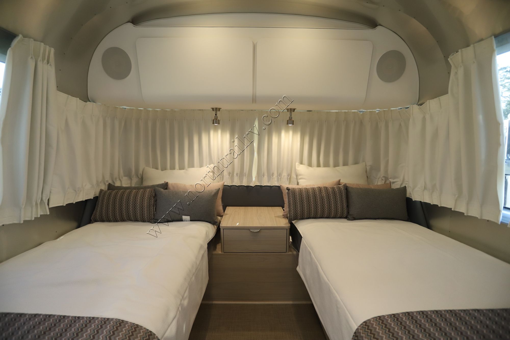 New 2022 Airstream Globetrotter 25FB Travel Trailer  For Sale