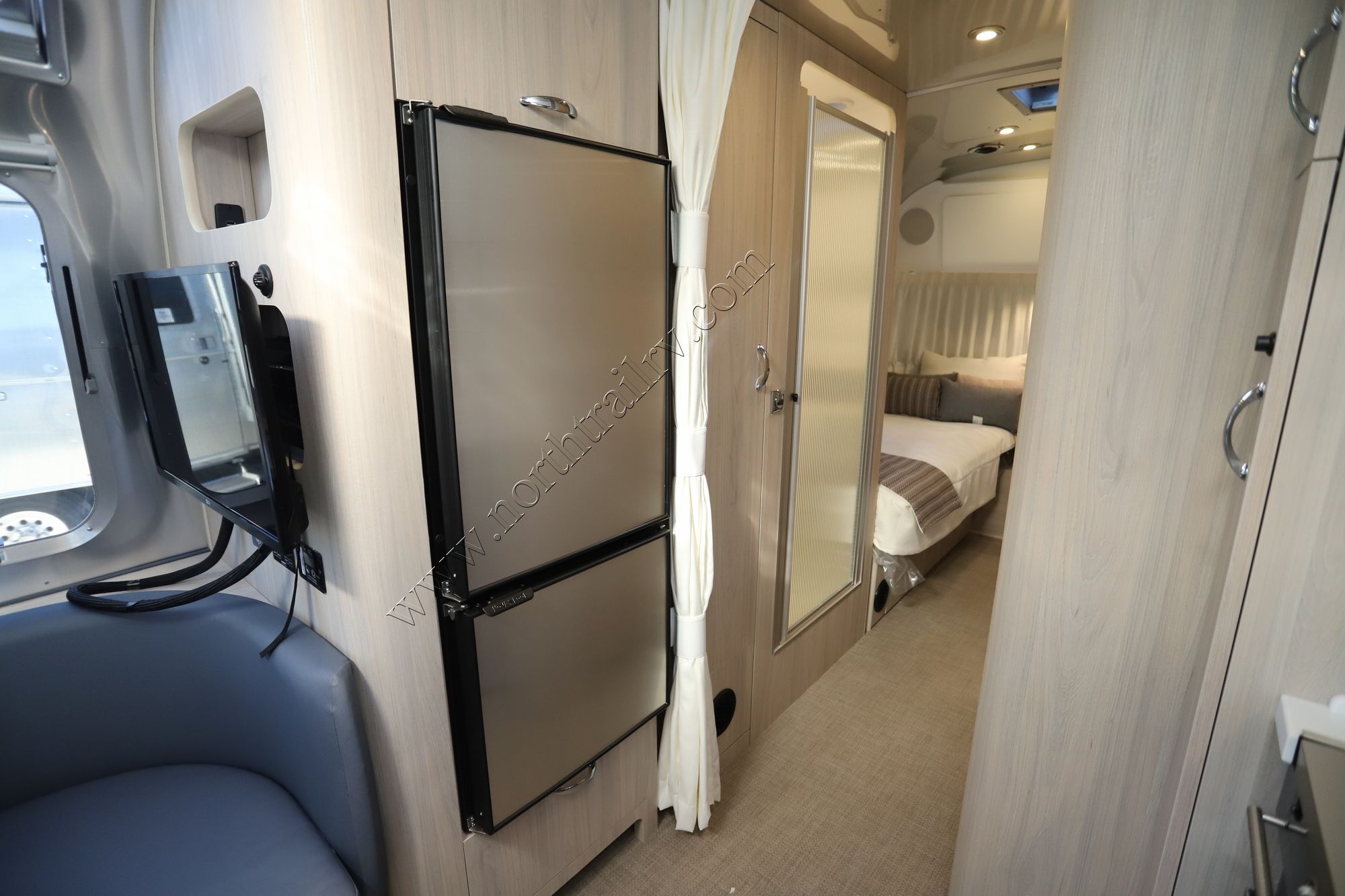 New 2022 Airstream Globetrotter 25FB Travel Trailer  For Sale