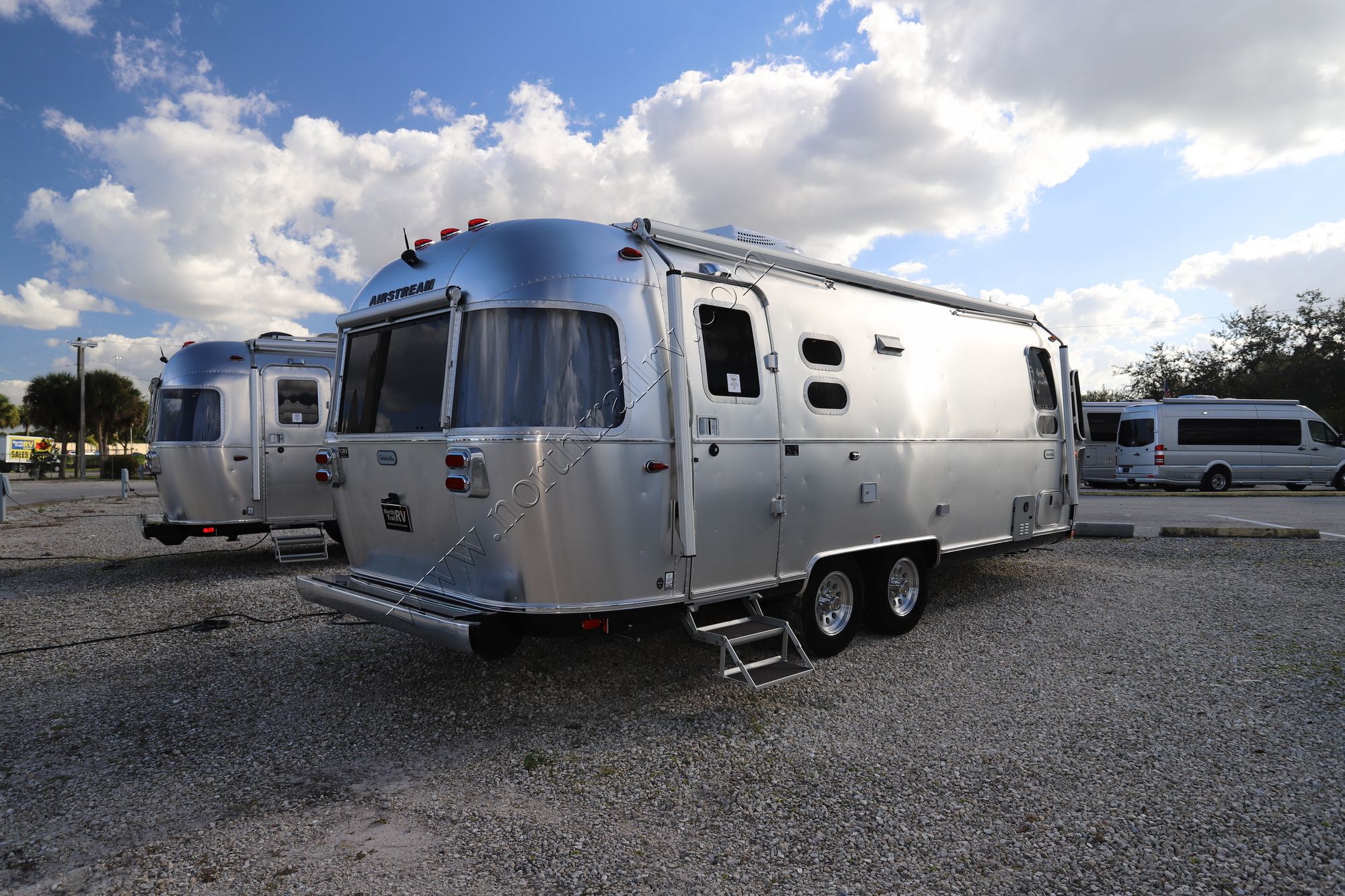 New 2022 Airstream Globetrotter 25FB Travel Trailer  For Sale