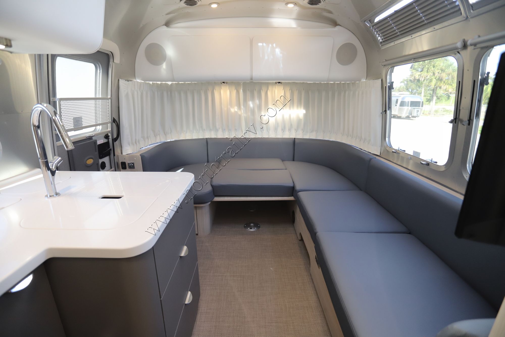 New 2022 Airstream Globetrotter 25FB Travel Trailer  For Sale