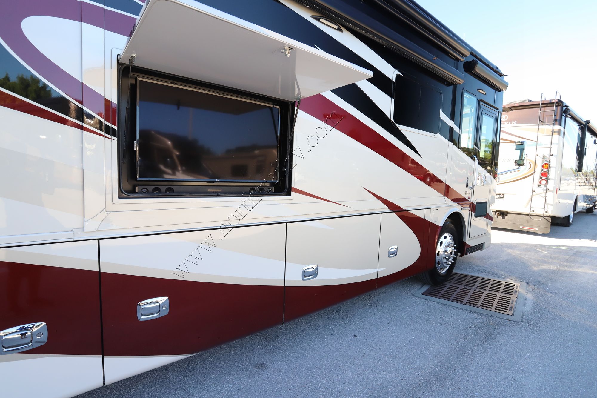 Used 2018 Tiffin Motor Homes Phaeton 40QKH Class A  For Sale