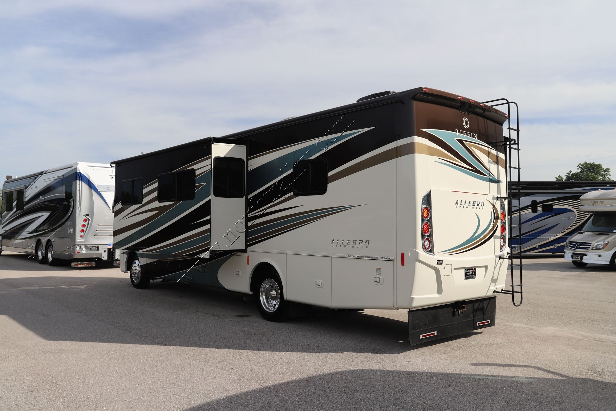 Used 2017 Tiffin Motor Homes Allegro 32SA Class A  For Sale