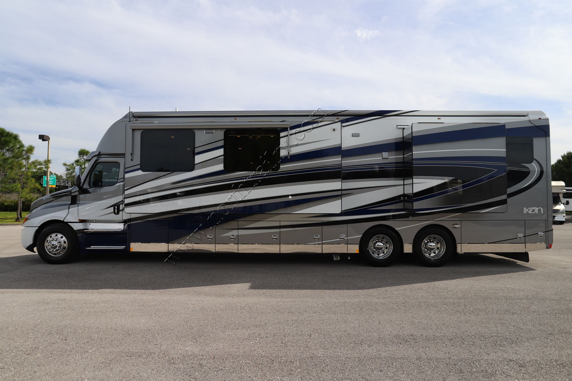 Used 2021 Renegade Rv Ikon i4534RX Super C  For Sale