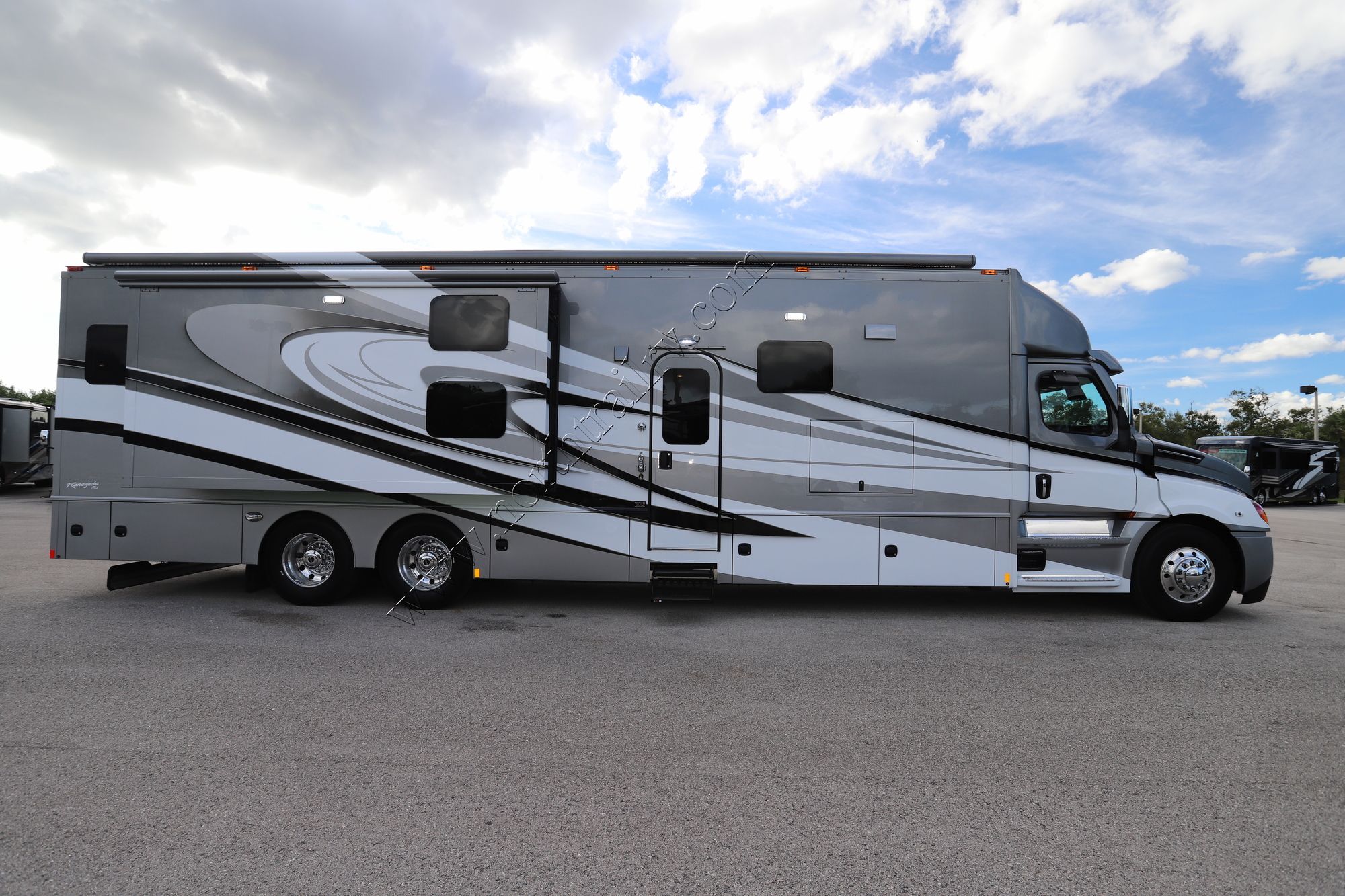 New 2022 Renegade Rv Classic 45CBF Super C  For Sale