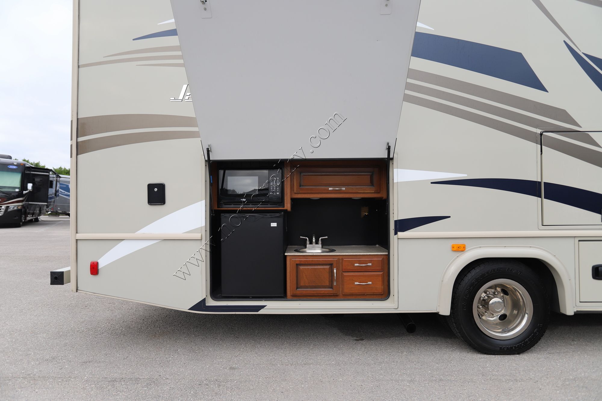 Used 2017 Fleetwood Jamboree 30F Class C  For Sale