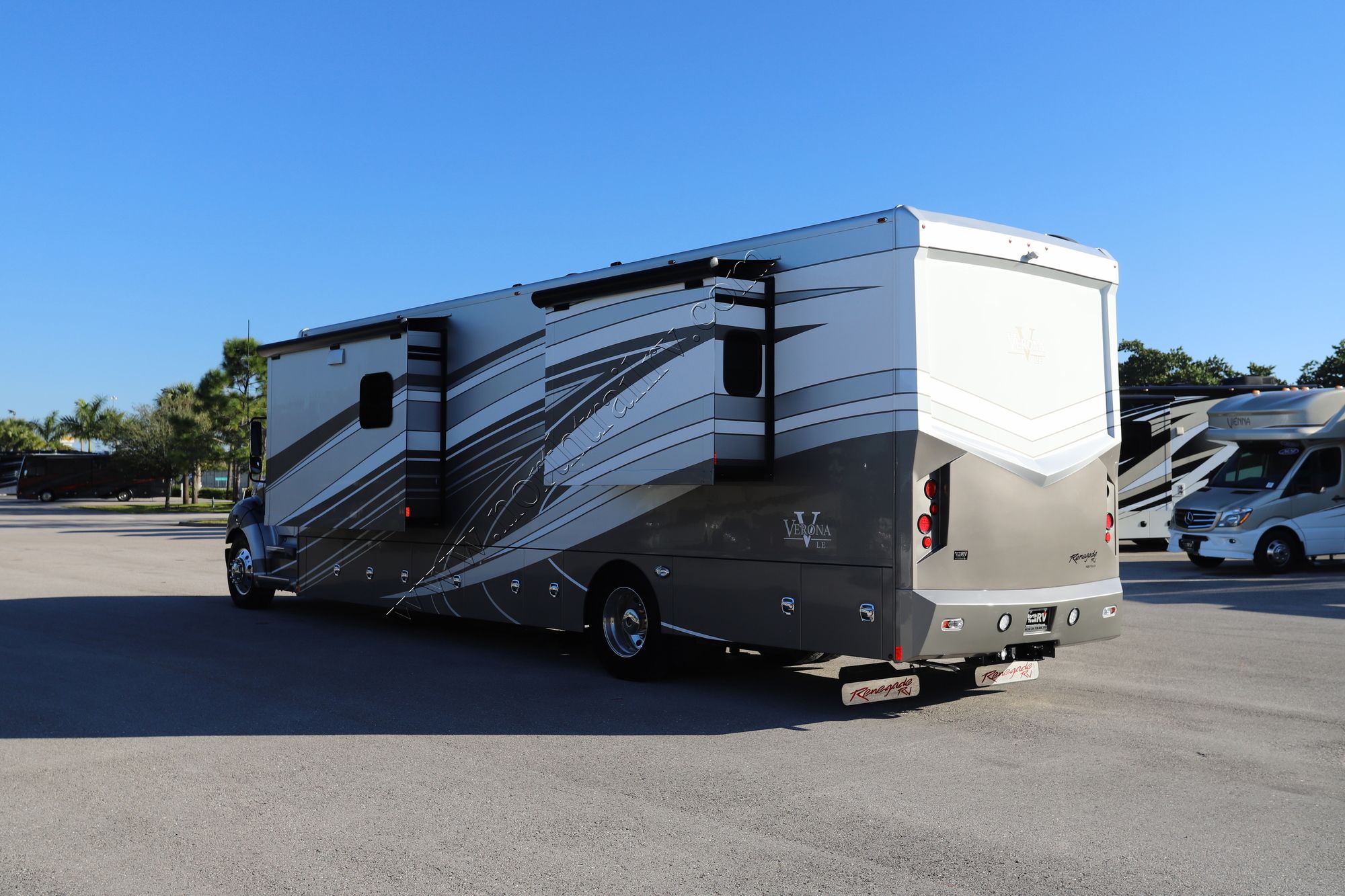 Used 2019 Renegade Rv Verona Le 40LRB Super C  For Sale