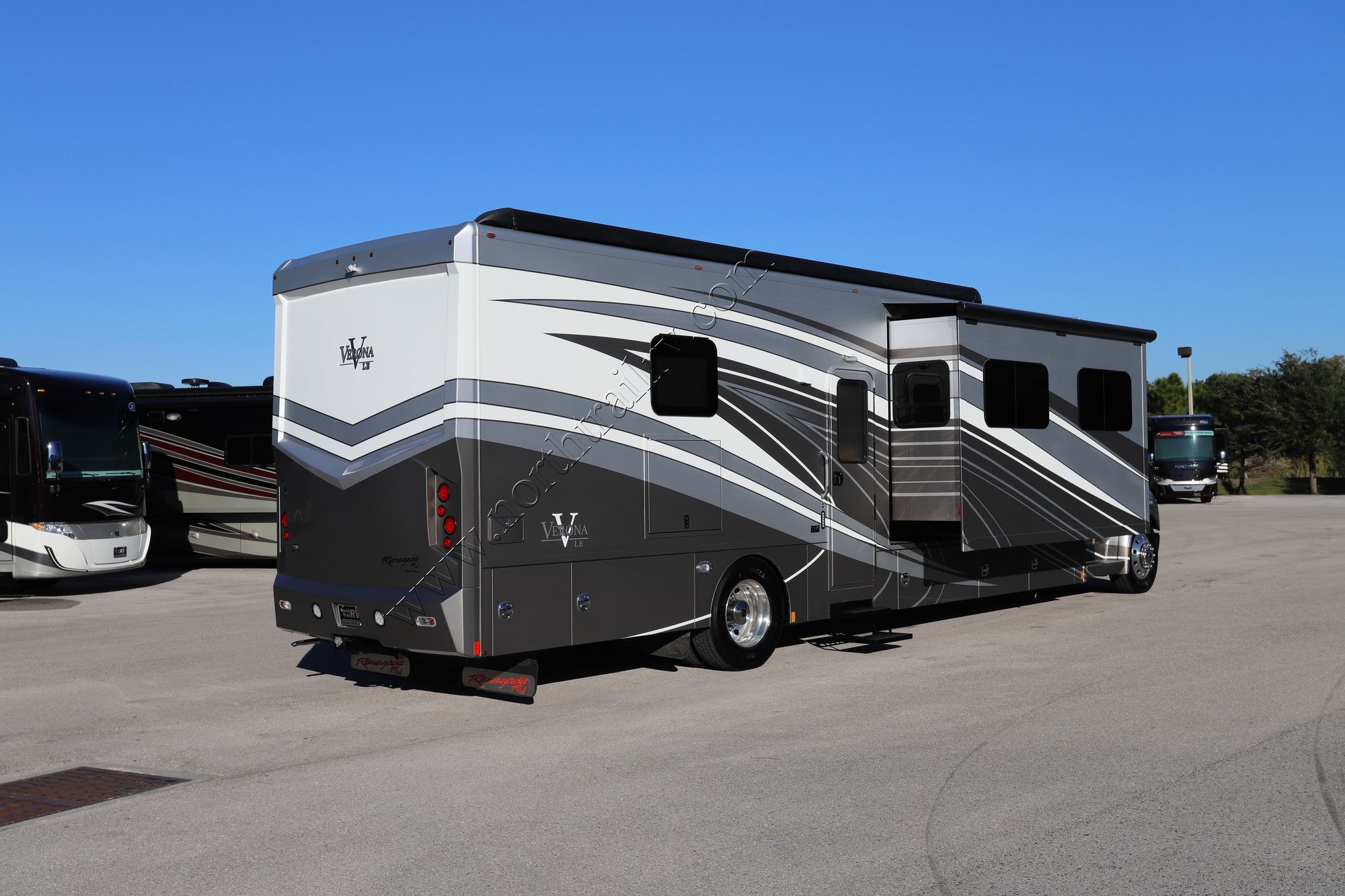 Used 2019 Renegade Rv Verona Le 40LRB Super C  For Sale