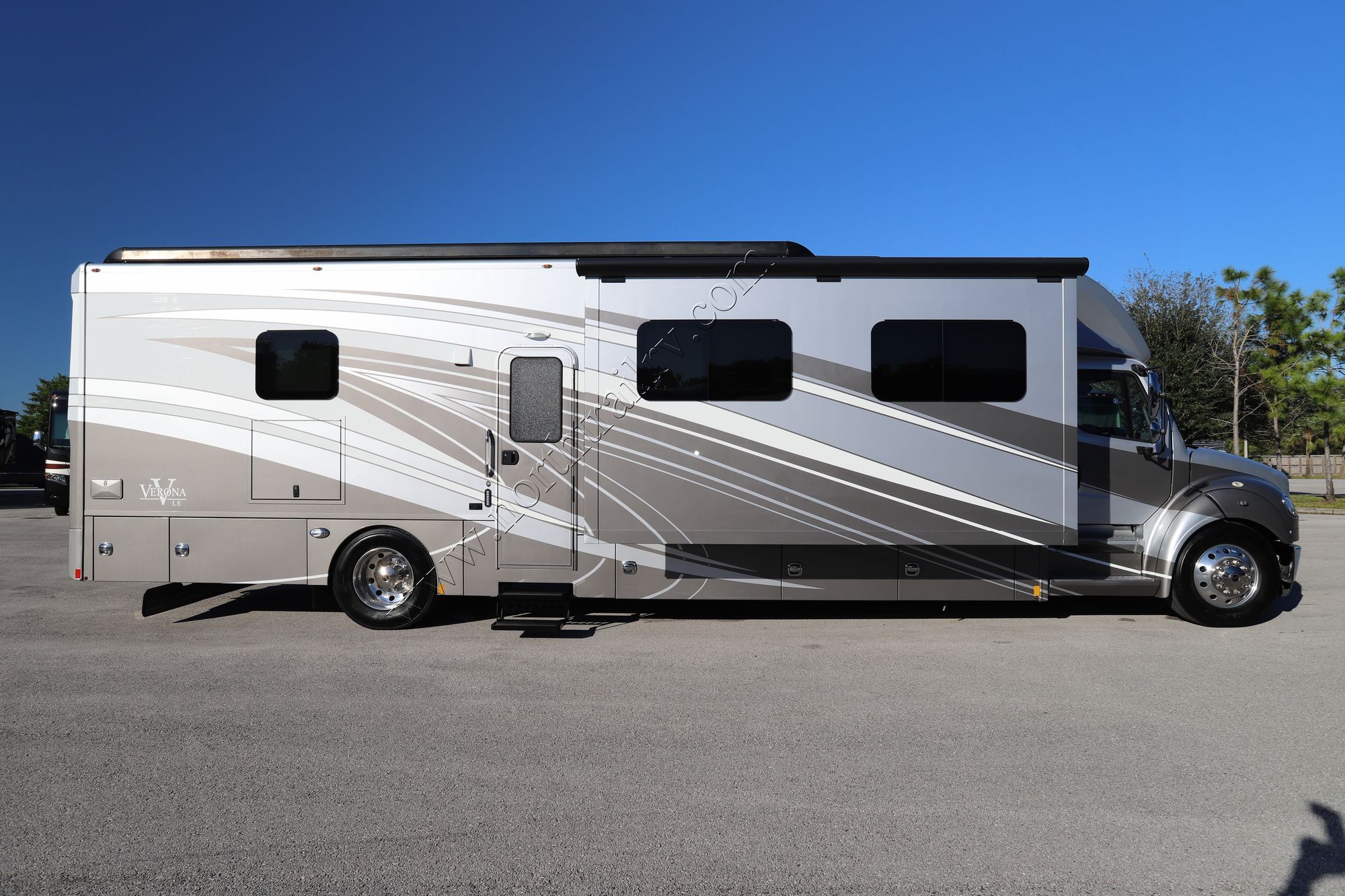 Used 2019 Renegade Rv Verona Le 40LRB Super C  For Sale