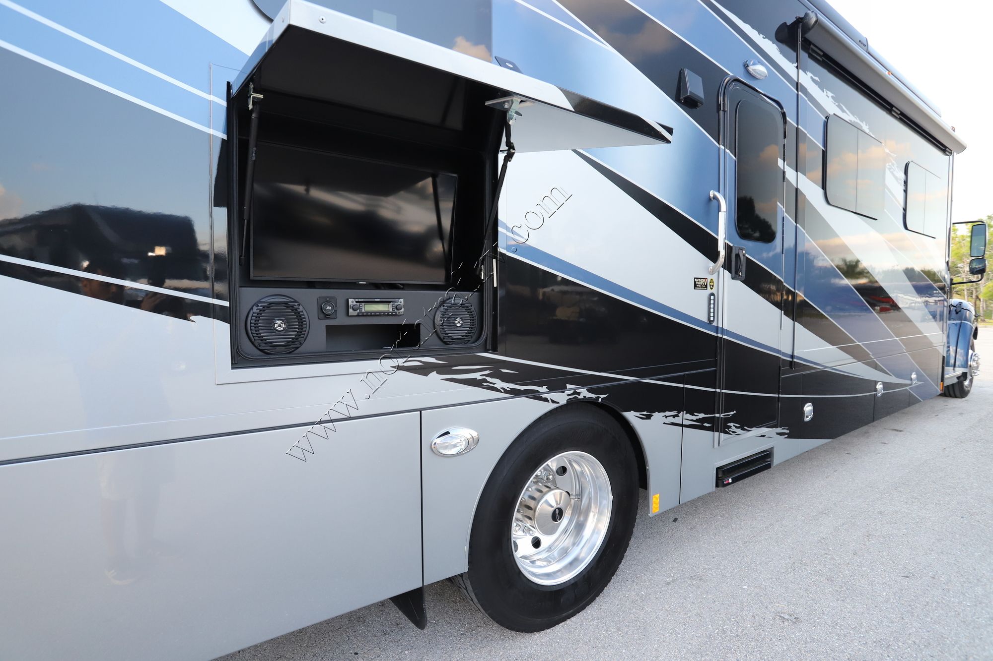 Used 2021 Renegade Rv Verona Le 40LRB Super C  For Sale