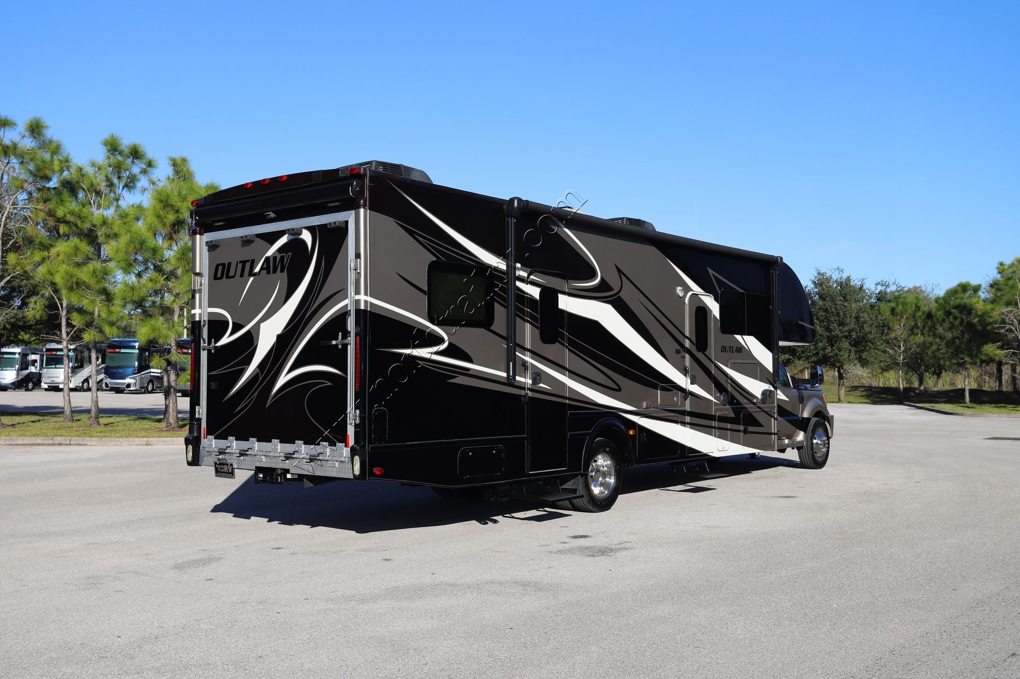 Used 2015 Thor Outlaw 35SG Class C  For Sale