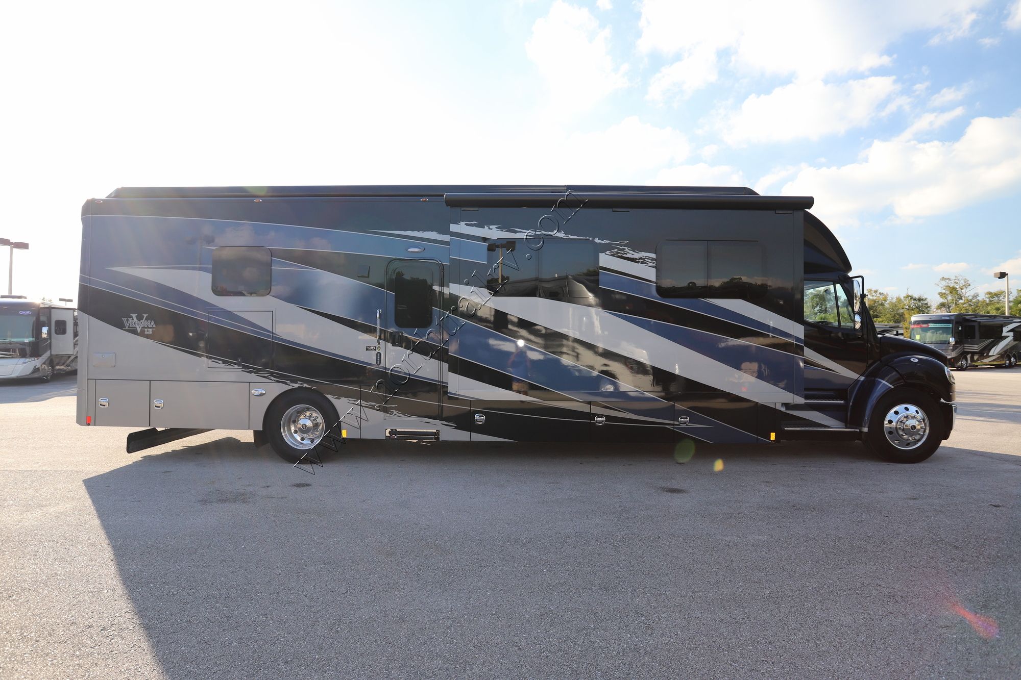 Used 2021 Renegade Rv Verona Le 40LRB Super C  For Sale