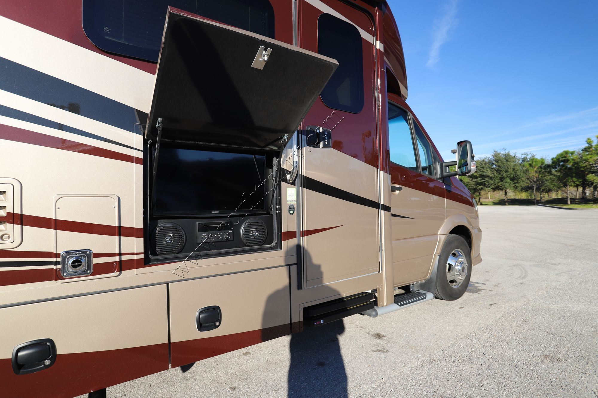Used 2019 Renegade Rv Vienna 25VUCB Class C  For Sale