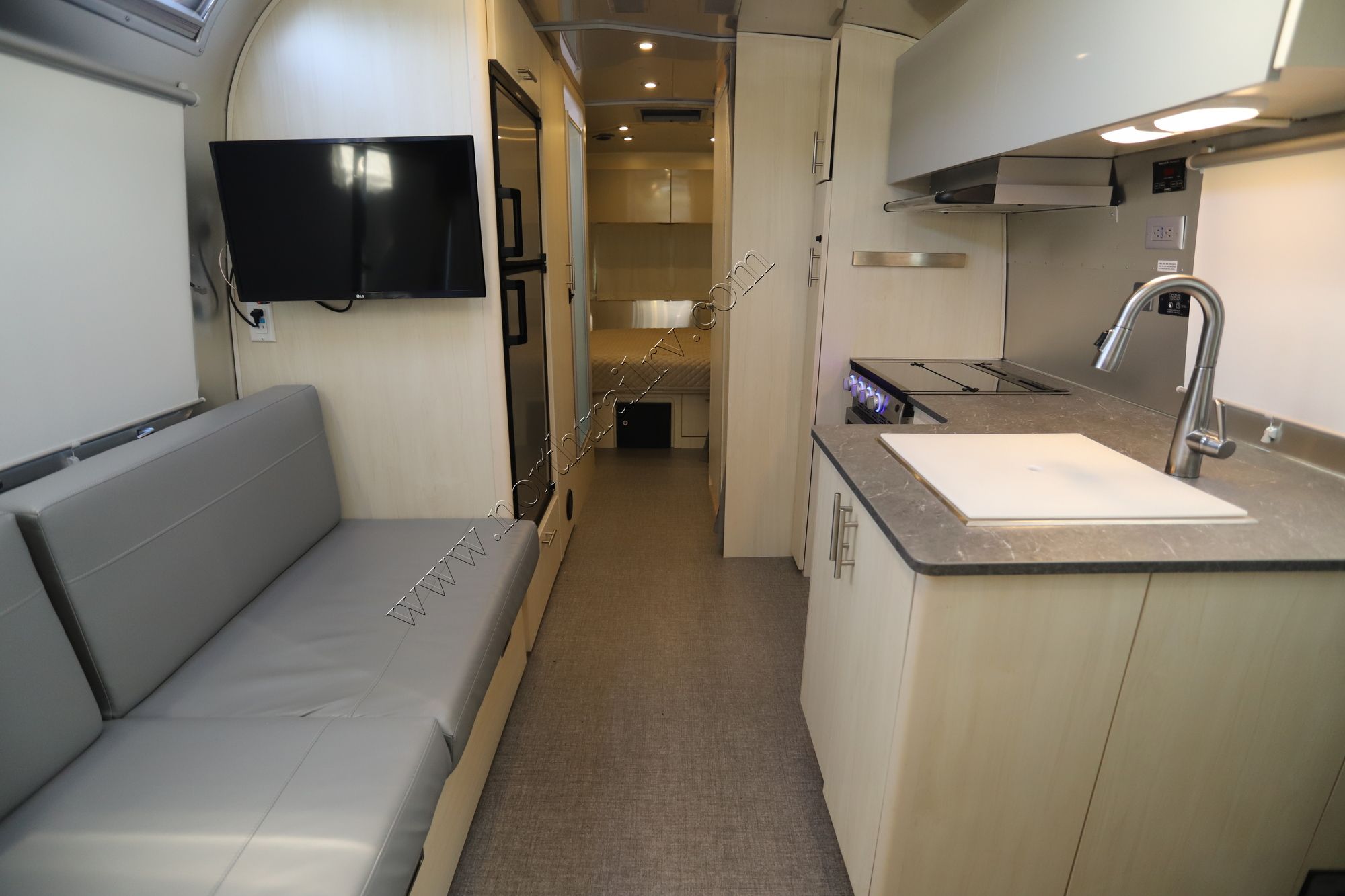 Used 2021 Airstream Flying Cloud 25FBQ Travel Trailer  For Sale