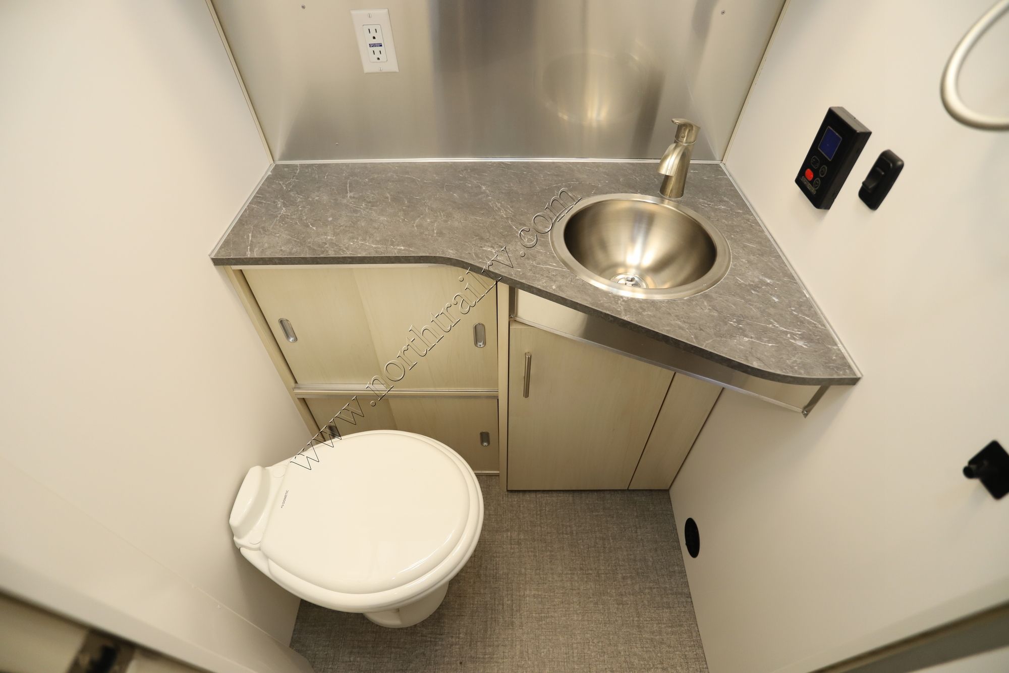Used 2021 Airstream Flying Cloud 25FBQ Travel Trailer  For Sale