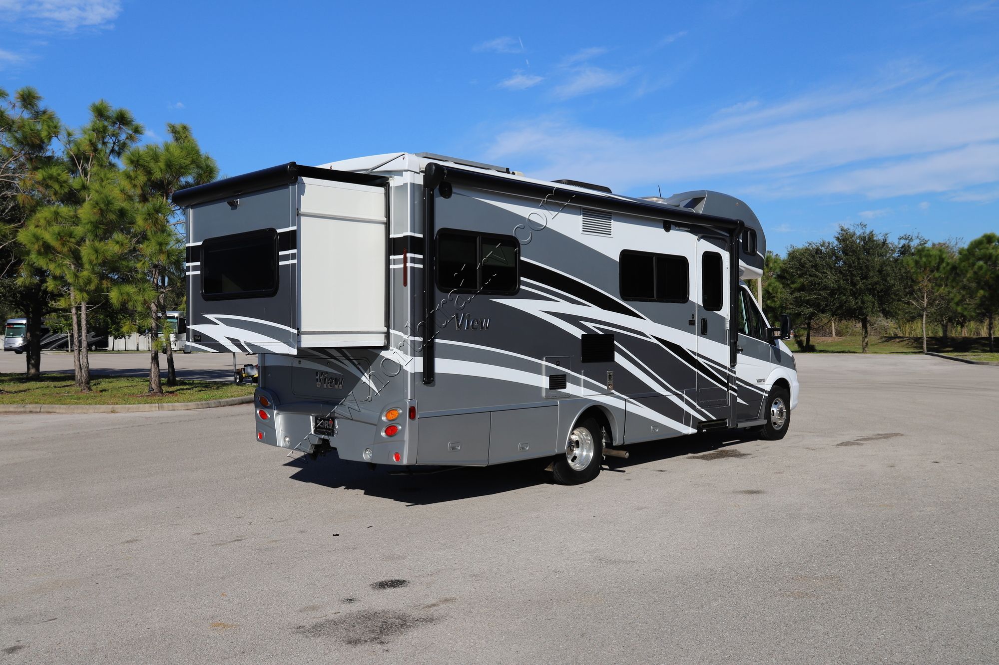 Used 2017 Winnebago View 24G Class C  For Sale