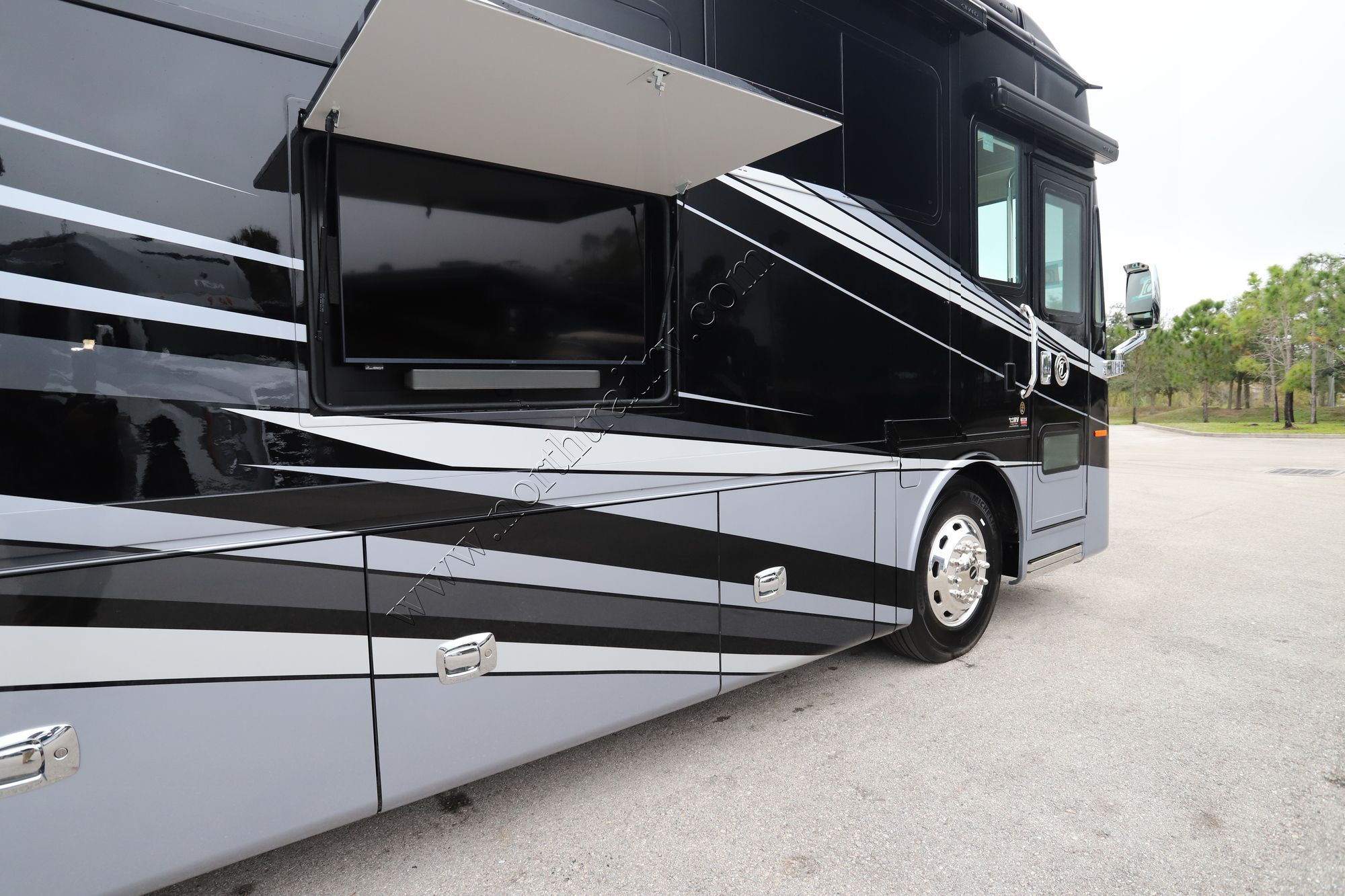 New 2022 Tiffin Motor Homes Phaeton 37BH Class A  For Sale