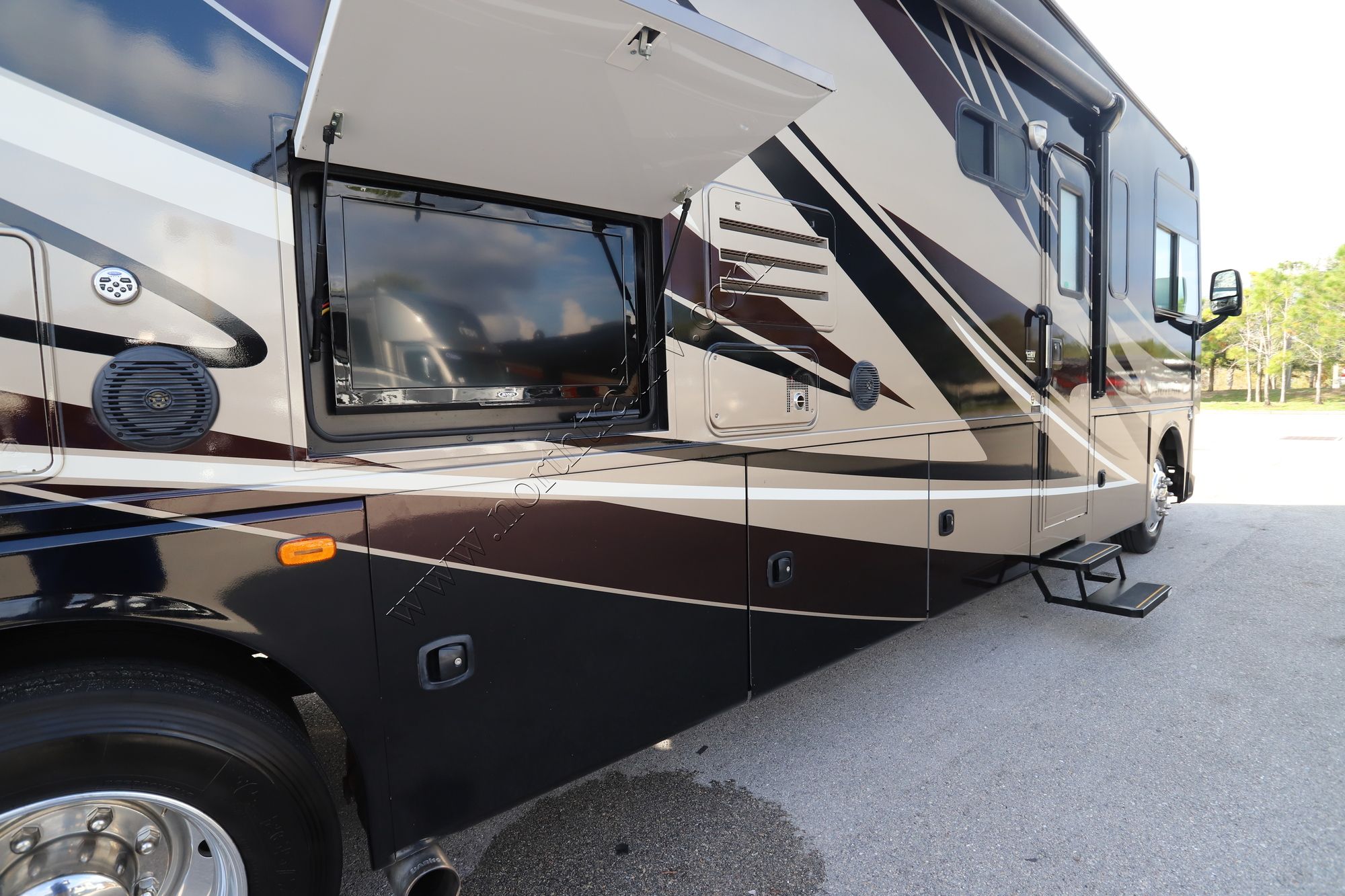 Used 2014 Thor Outlaw 37LS Class A  For Sale