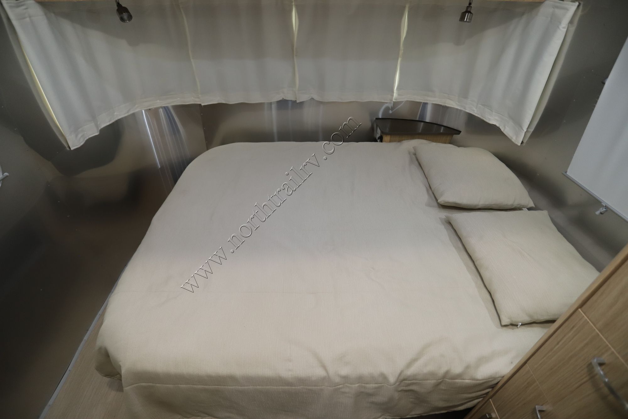 Used 2020 Airstream Flying Cloud 25FBQ Travel Trailer  For Sale