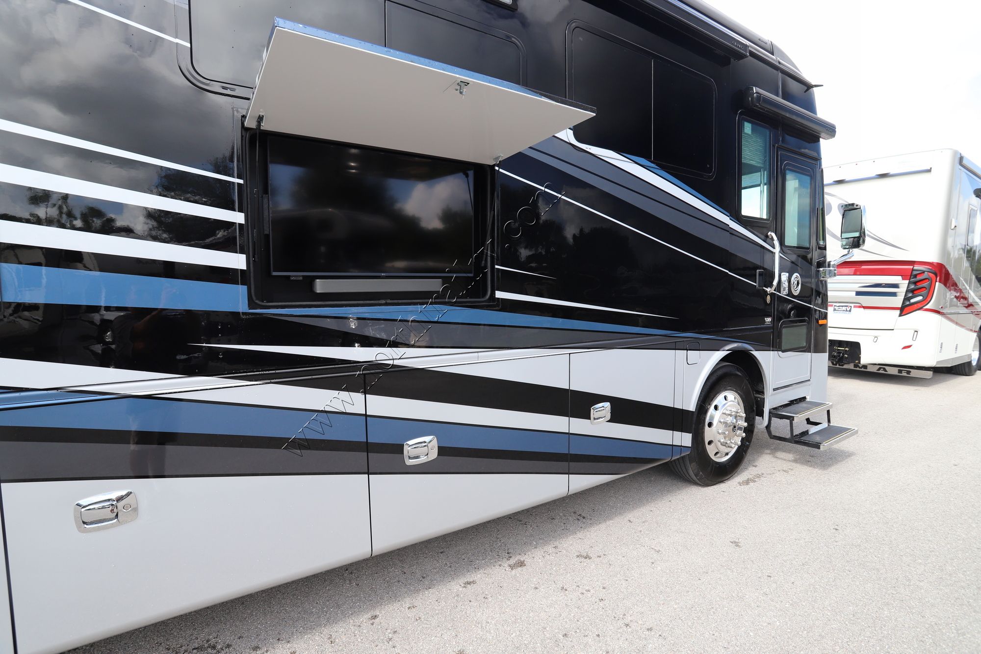 New 2022 Tiffin Motor Homes Phaeton 40IH Class A  For Sale