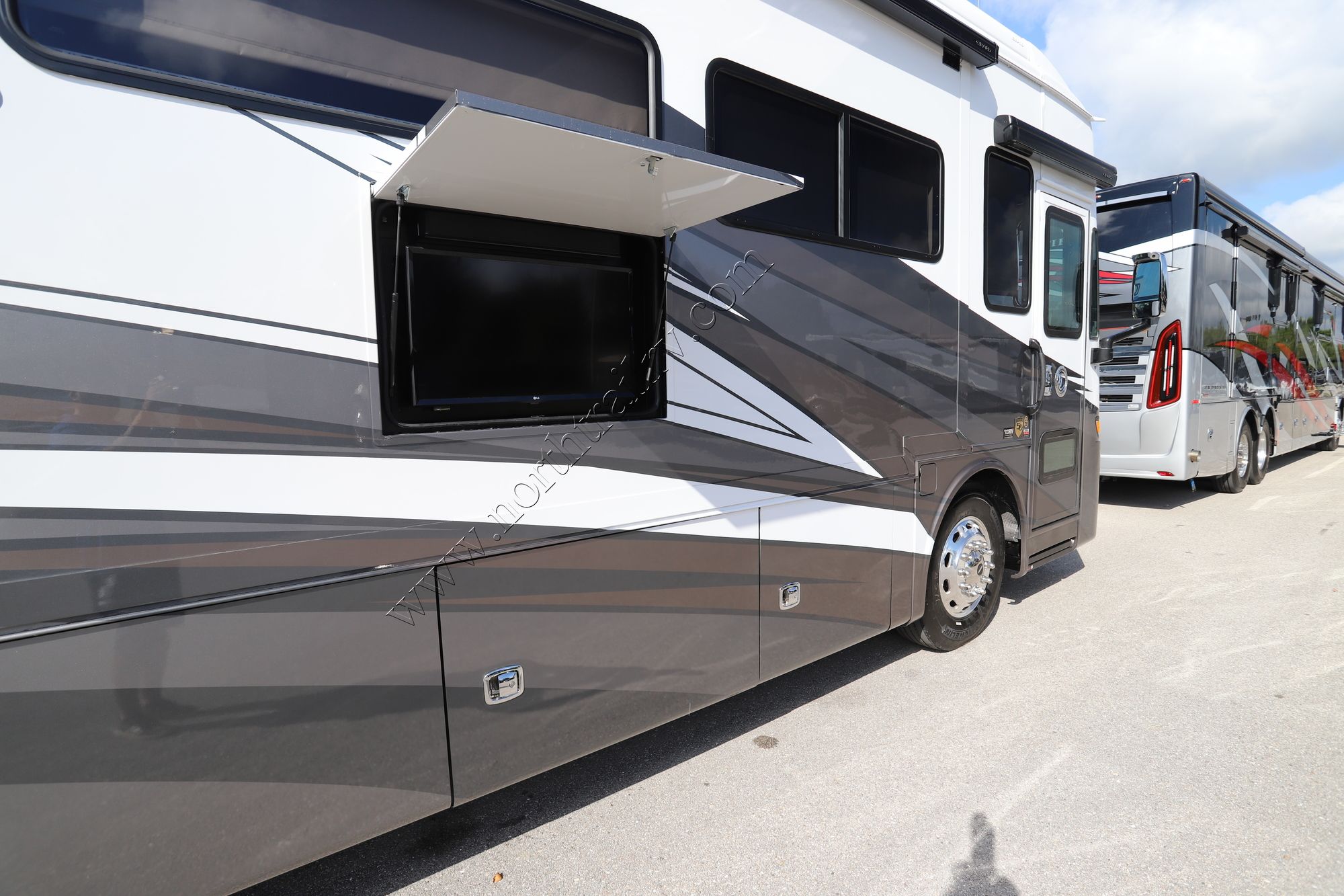 New 2022 Tiffin Motor Homes Allegro Red 33AA Class A  For Sale