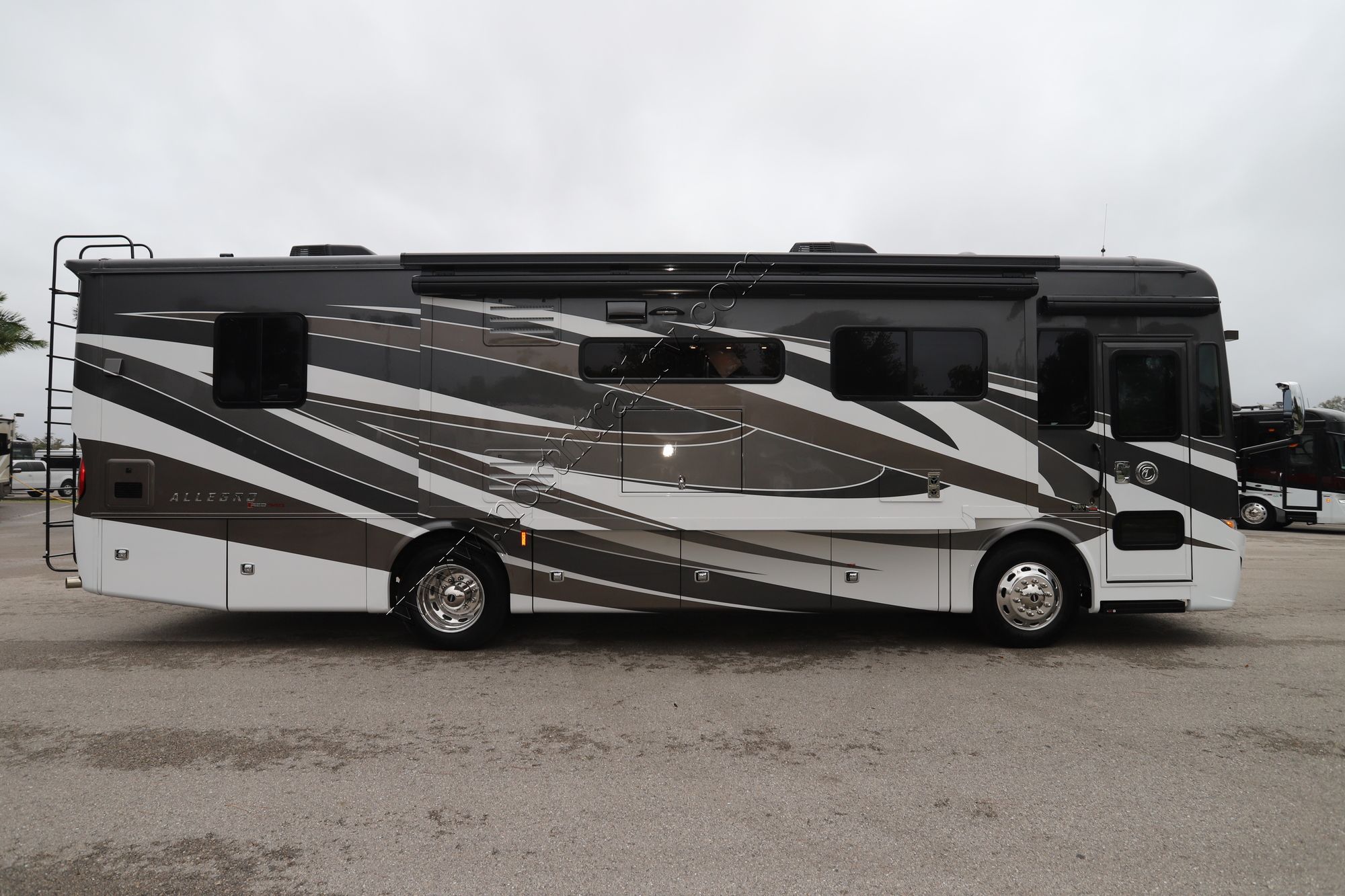 New 2022 Tiffin Motor Homes Allegro Red 33 AL Class A  For Sale