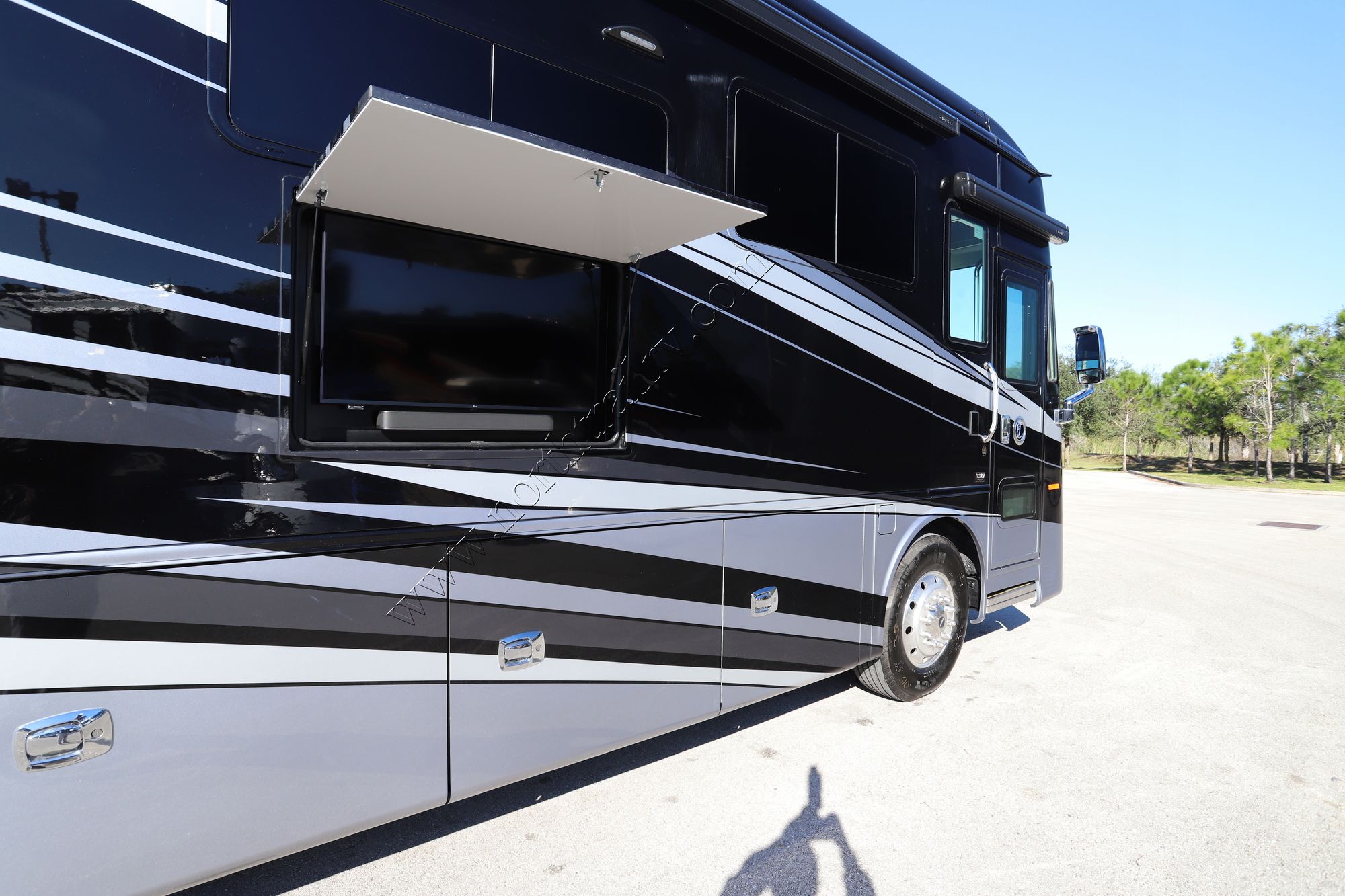 New 2022 Tiffin Motor Homes Phaeton 40IH Class A  For Sale