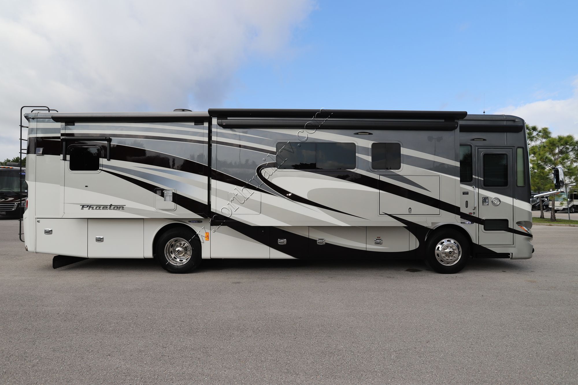 Used 2017 Tiffin Motor Homes Phaeton 36GH Class A  For Sale