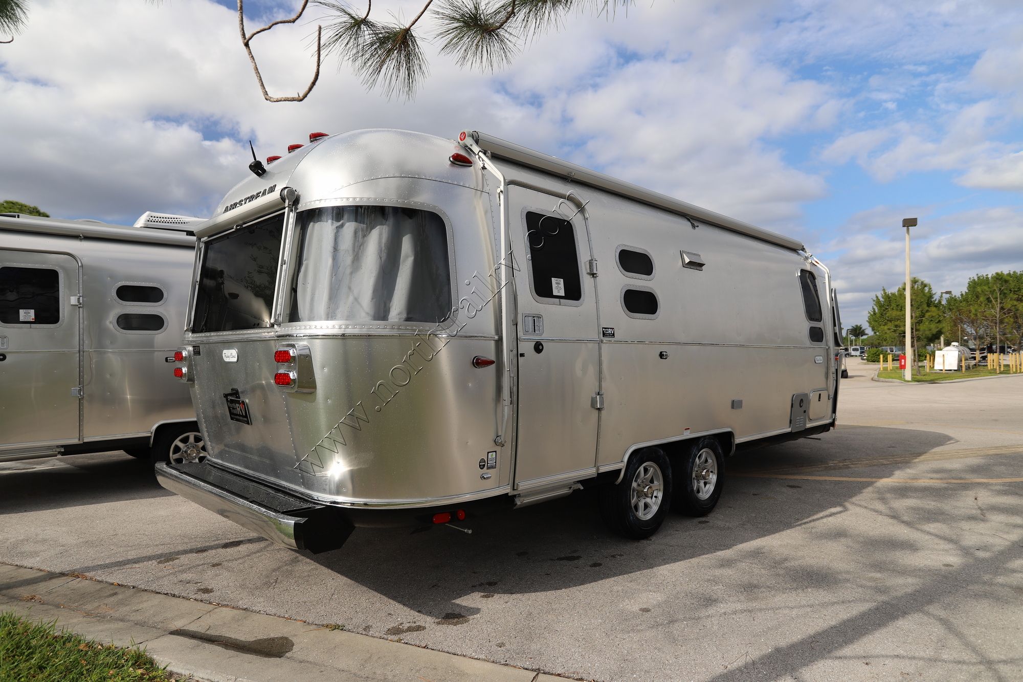 New 2022 Airstream Flying Cloud 25FB Travel Trailer  For Sale