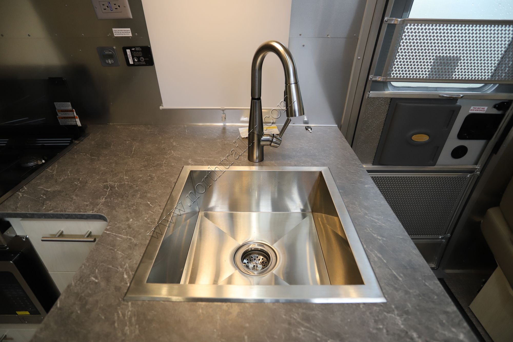 New 2022 Airstream Flying Cloud 25FB Travel Trailer  For Sale