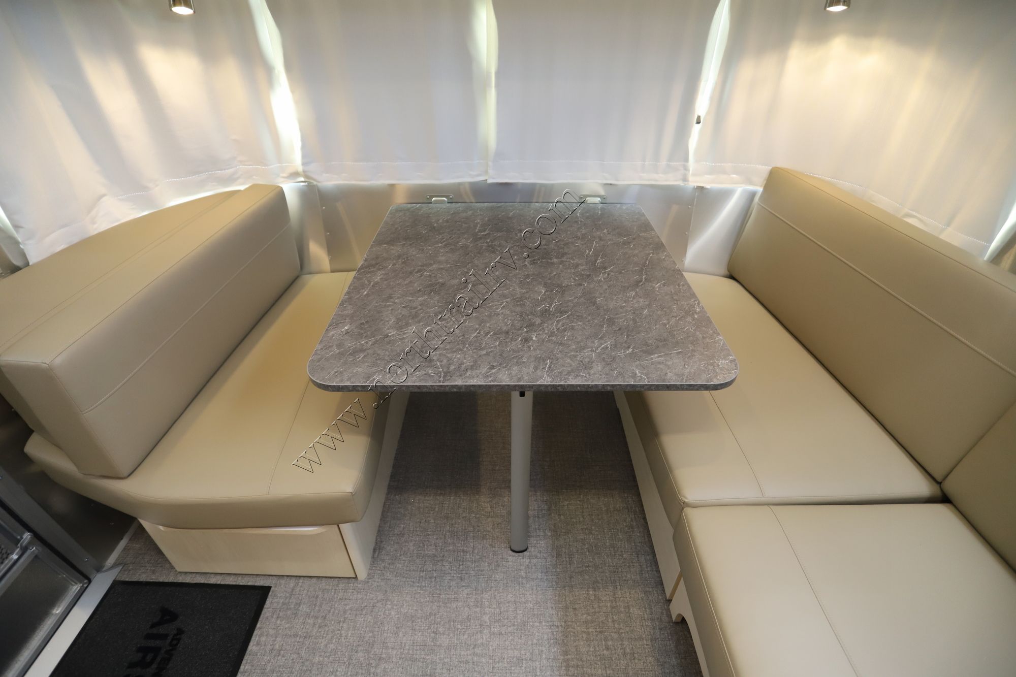 New 2022 Airstream Flying Cloud 25FB Travel Trailer  For Sale
