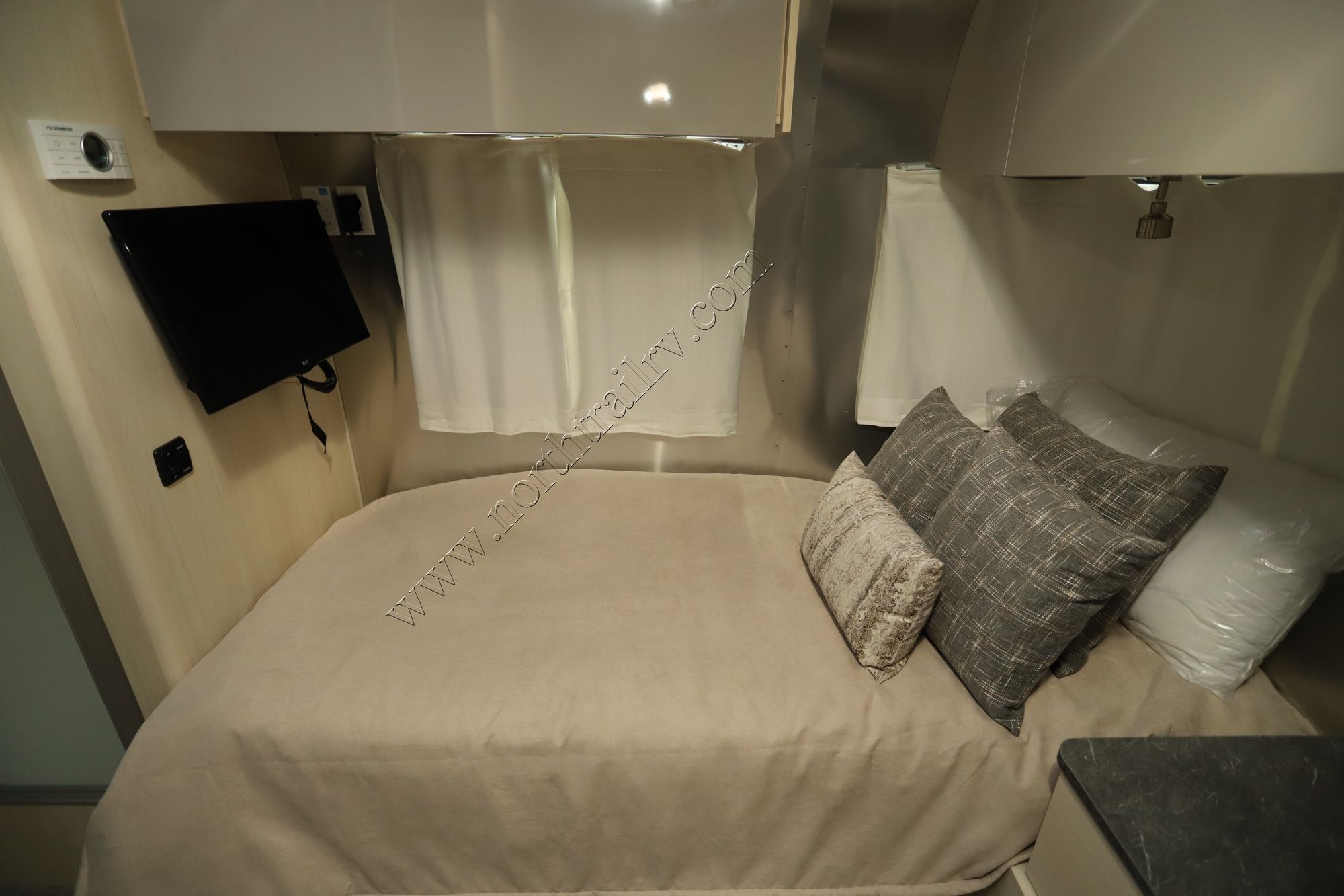 New 2022 Airstream Flying Cloud 25FB Travel Trailer  For Sale