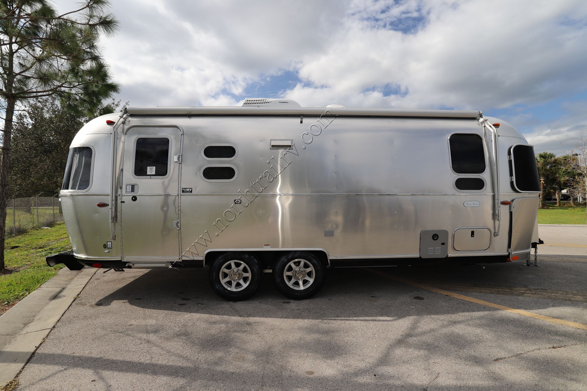 New 2022 Airstream Flying Cloud 25FB Travel Trailer  For Sale