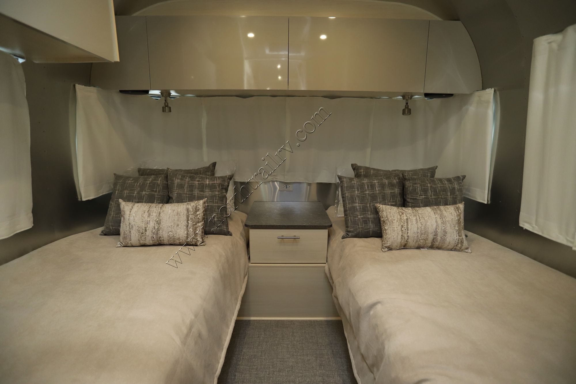 New 2022 Airstream Flying Cloud 25FB Travel Trailer  For Sale