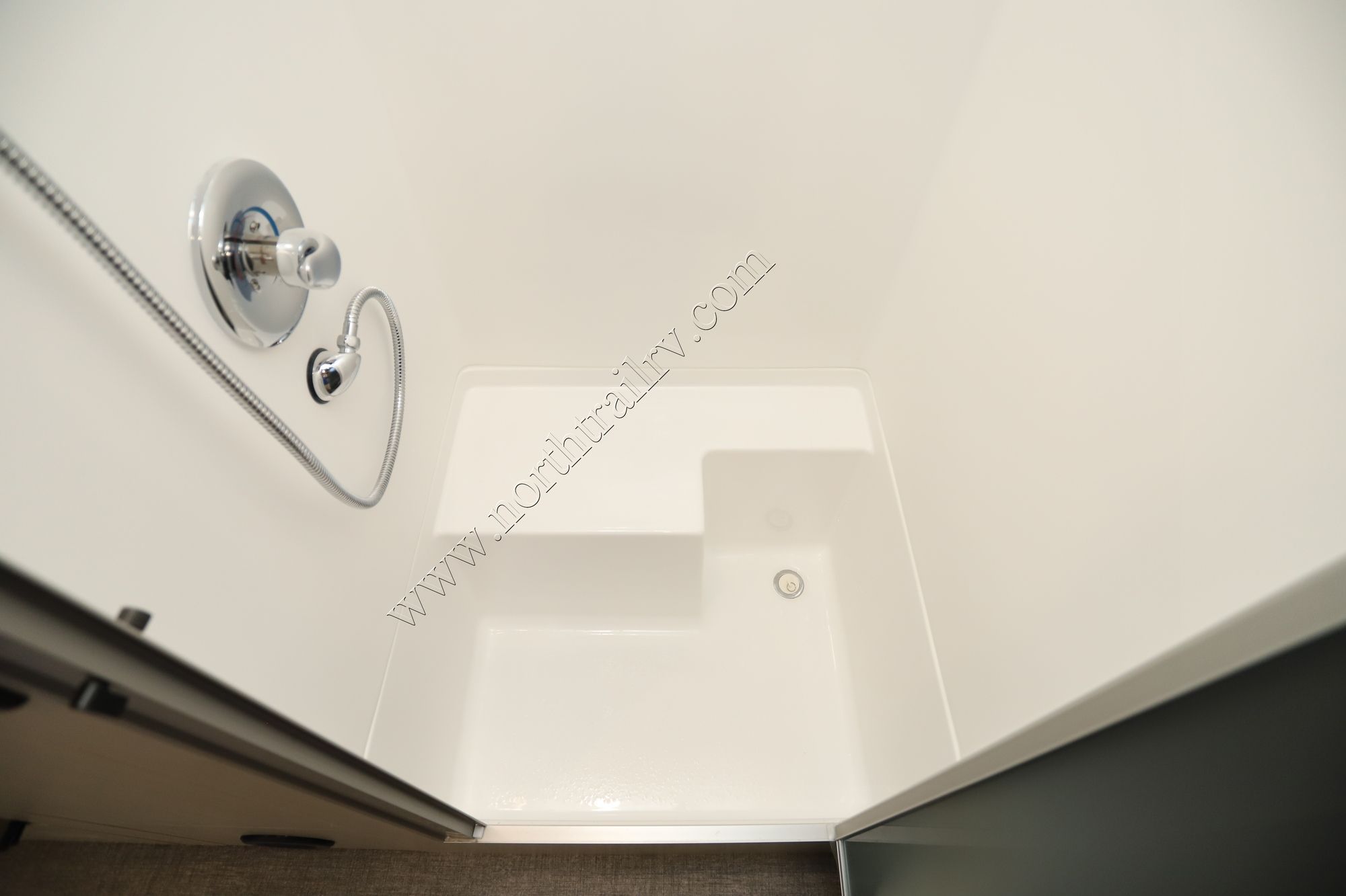 New 2022 Airstream Flying Cloud 25FB Travel Trailer  For Sale