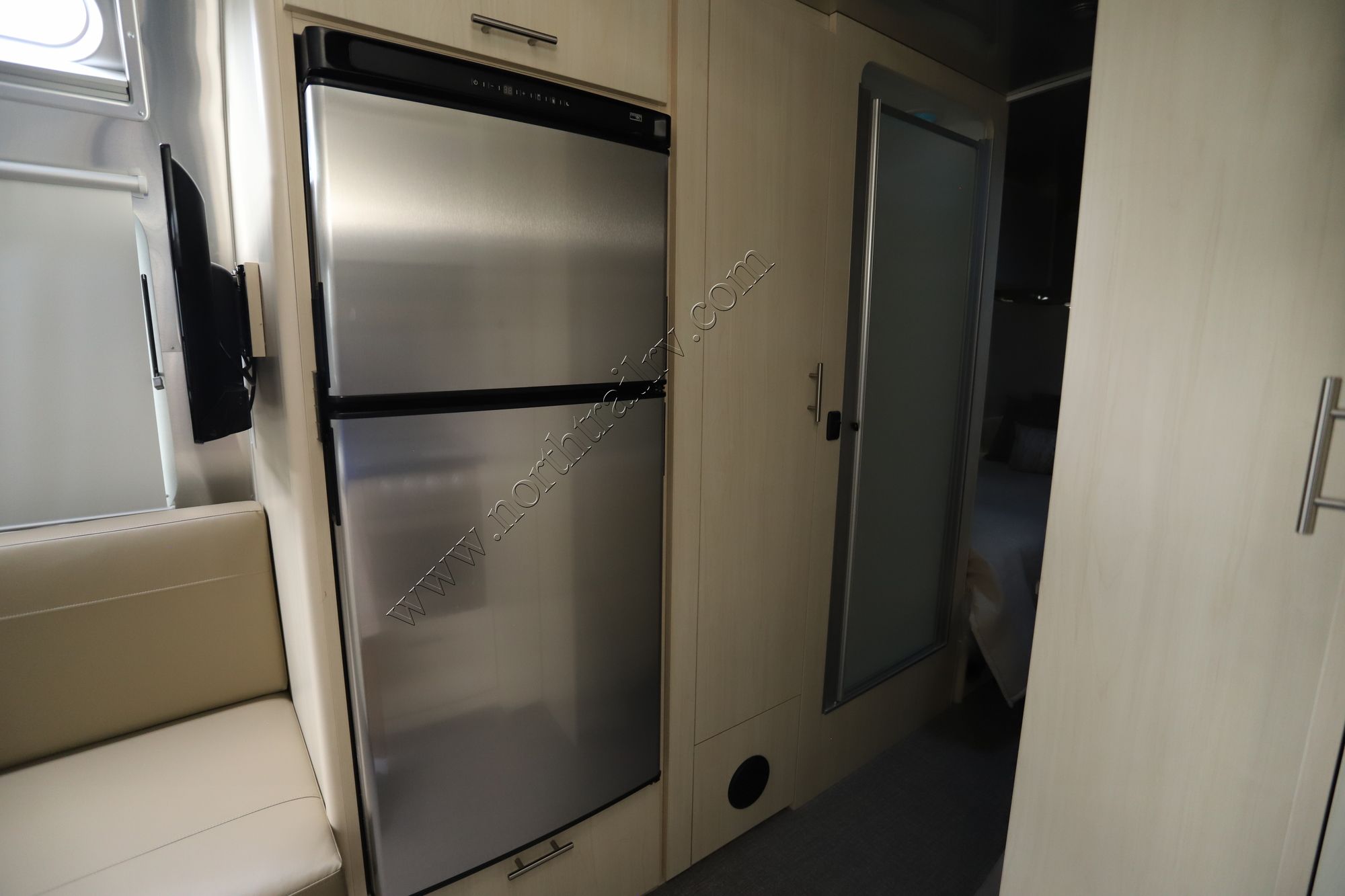 New 2022 Airstream Flying Cloud 25FB Travel Trailer  For Sale